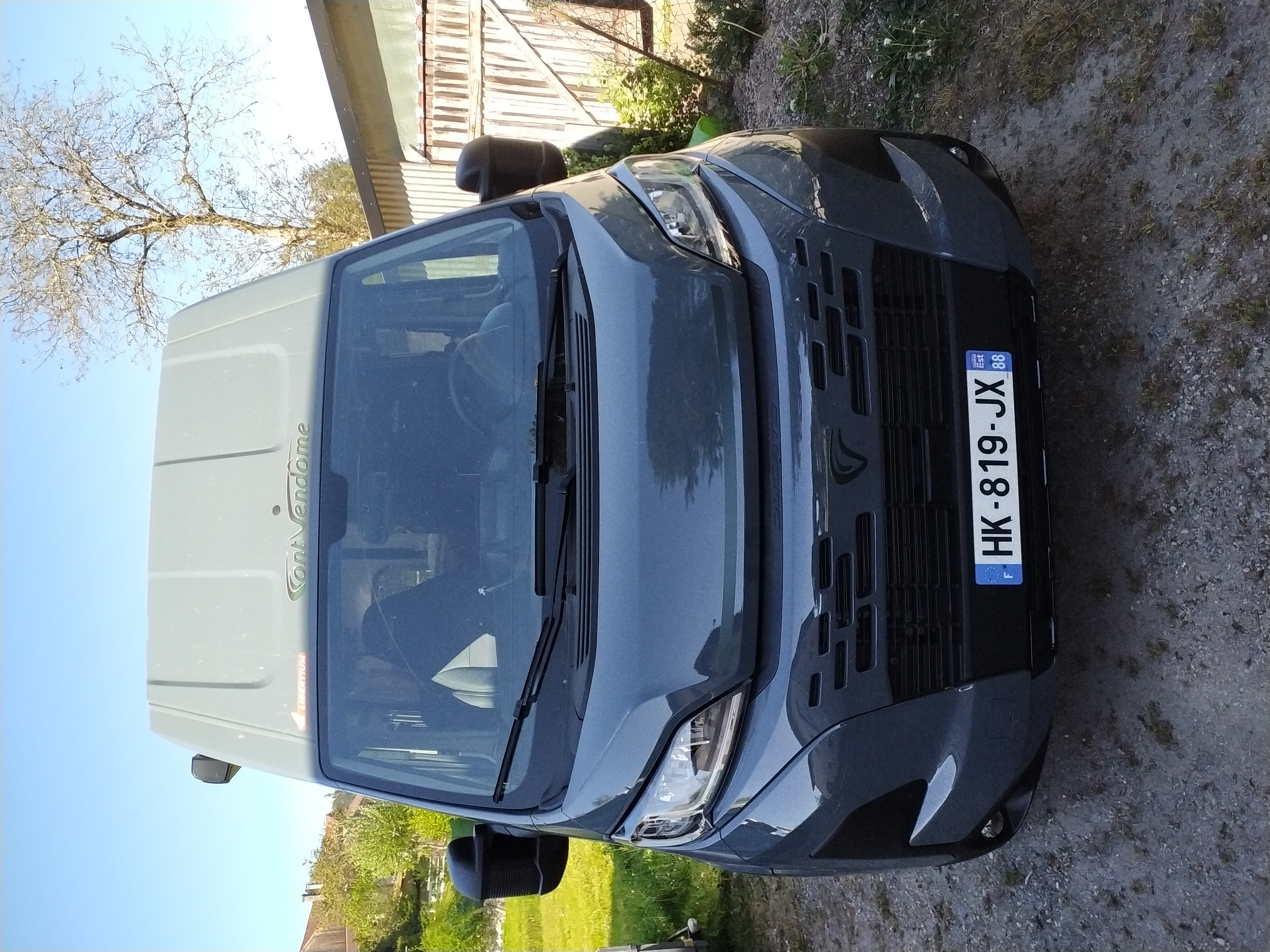 camping-car FONT VENDOME TERRAVAN  extérieur / face avant