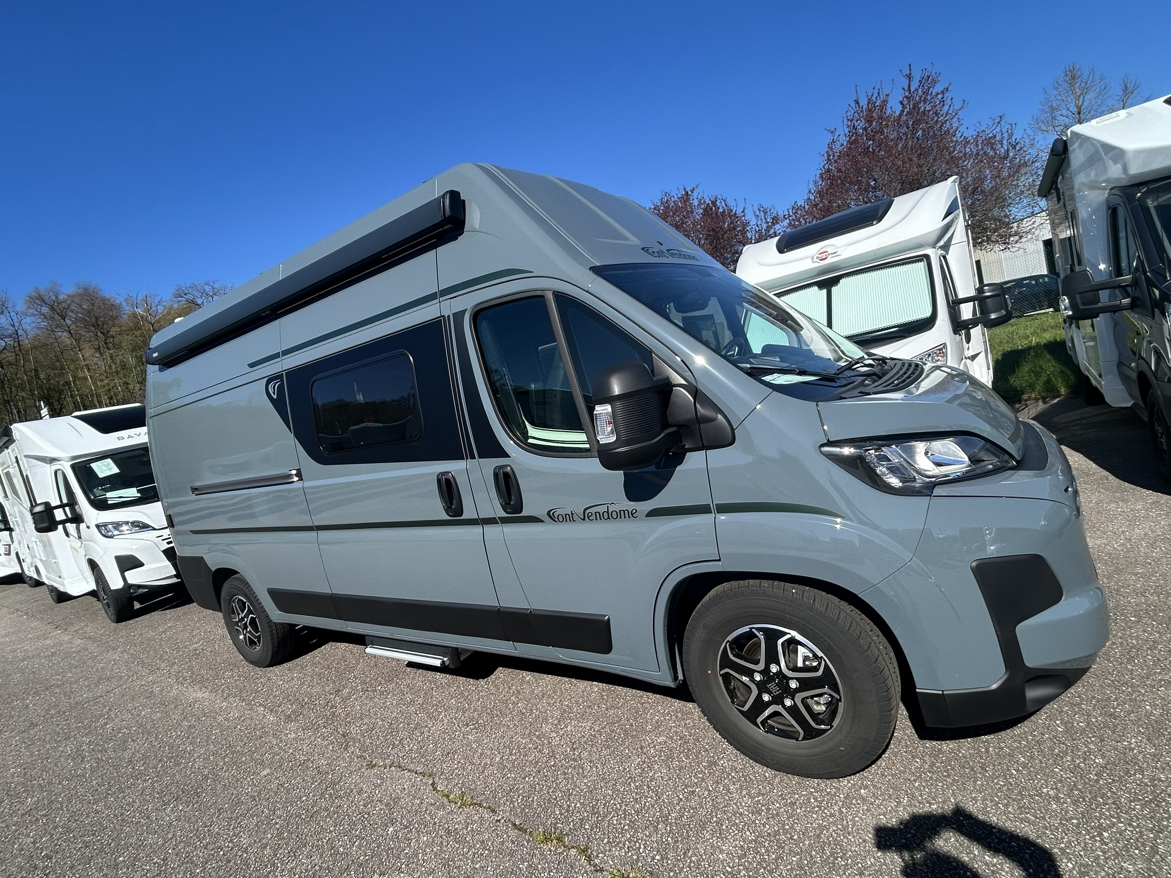 camping-car FONT VENDOME TERRAVAN  extérieur / latéral droit