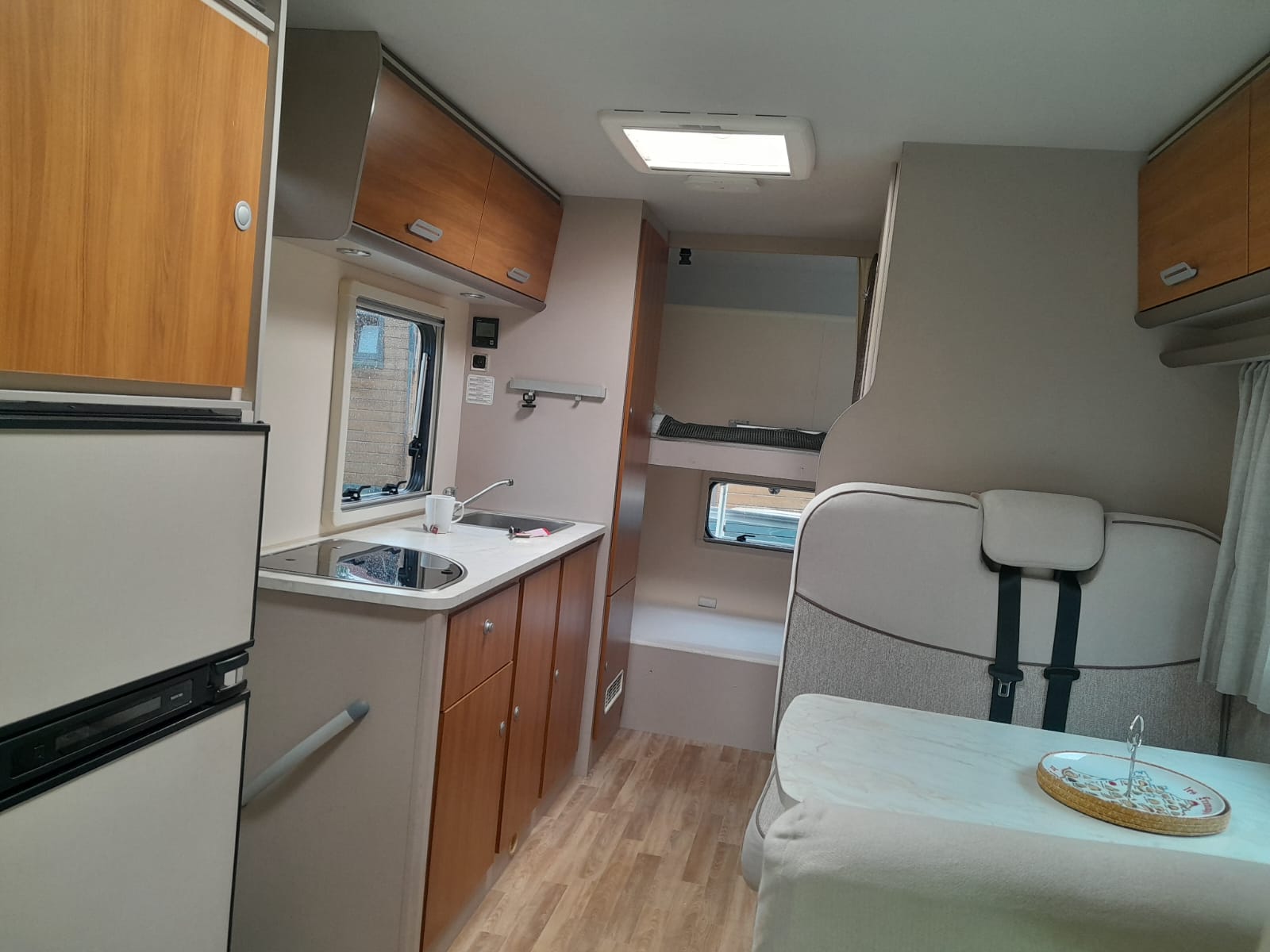 camping-car RIMOR  intérieur  / coin cuisine