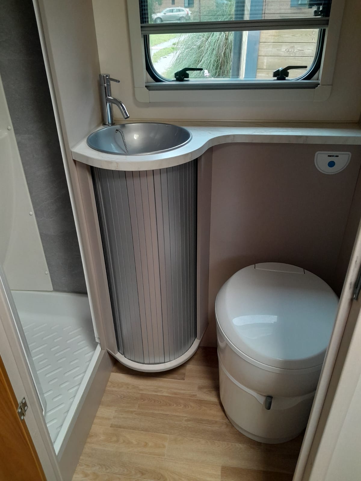 camping-car RIMOR  intérieur / salle de bain  et wc