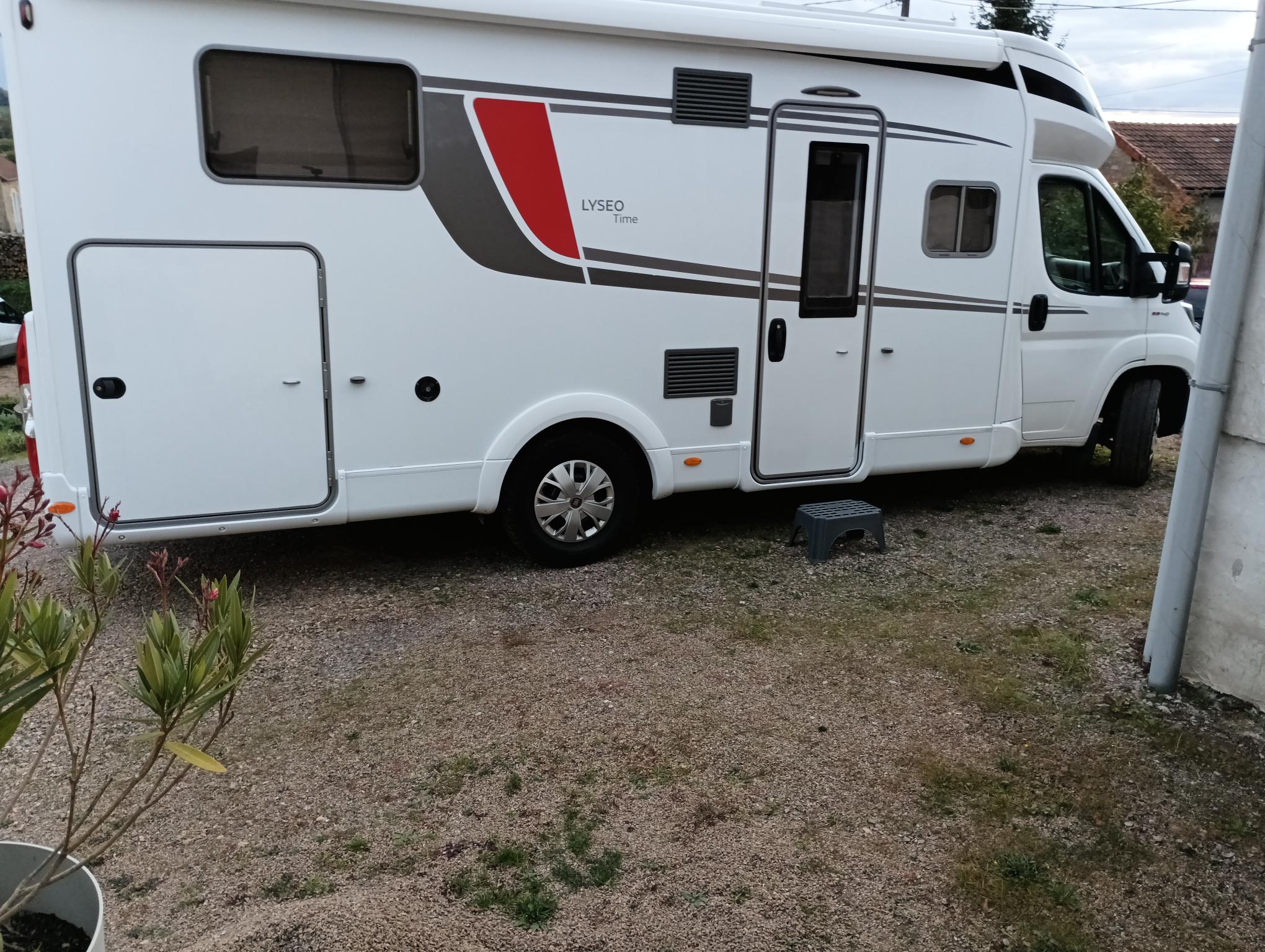 camping-car BURSTNER LYSEO TIME T 727 G  extérieur / latéral droit