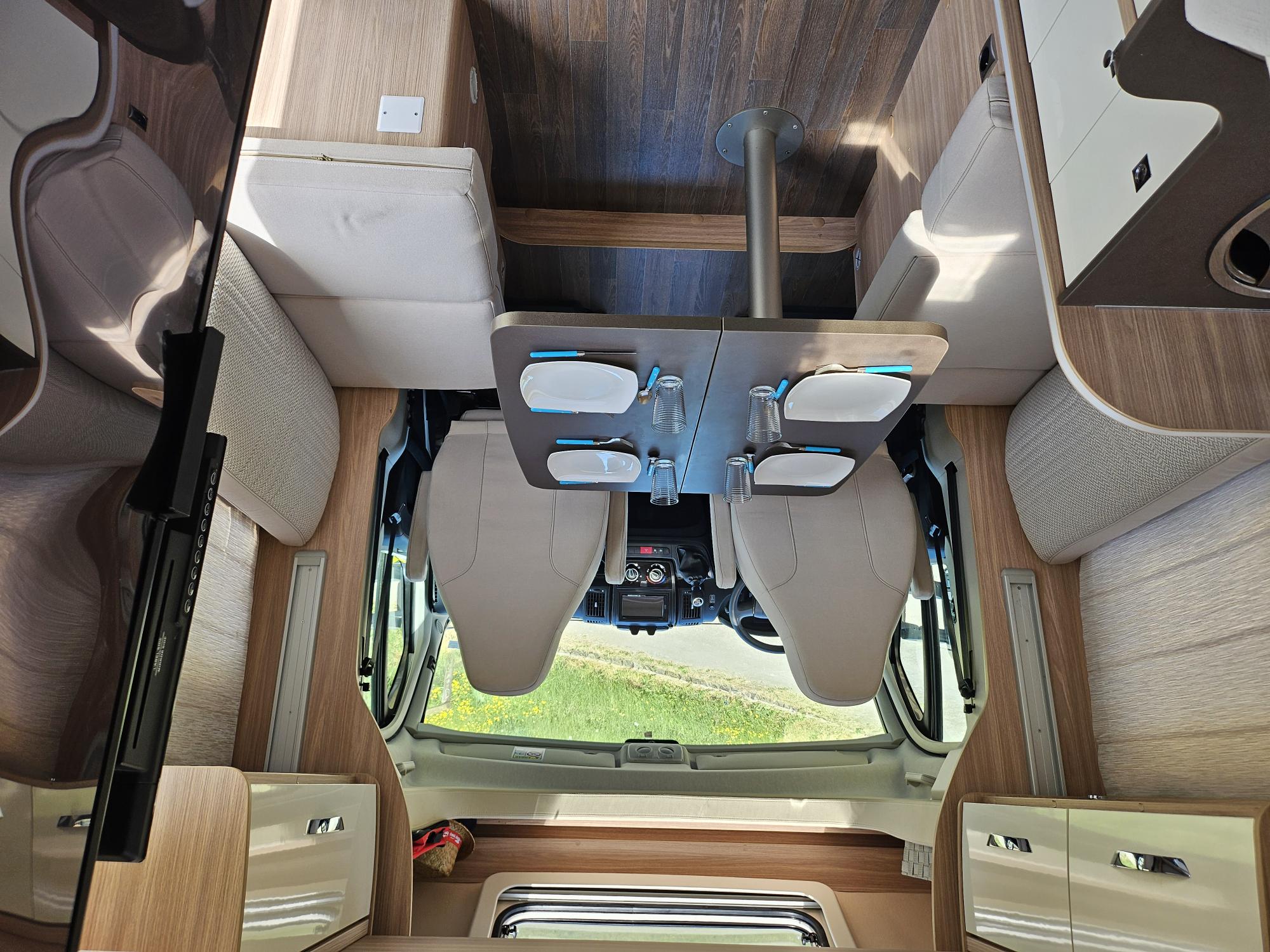 camping-car BURSTNER LYSEO TIME T 727 G  intérieur / coin salon