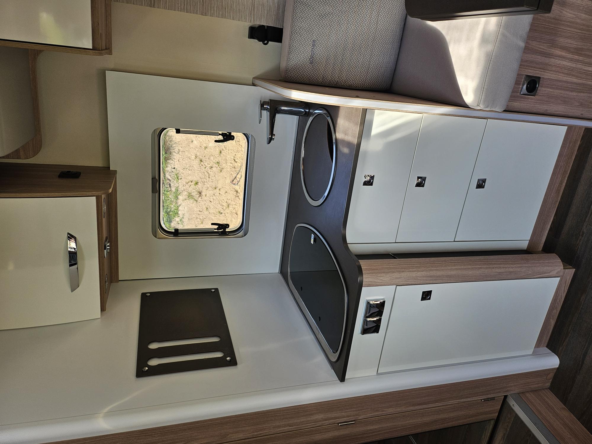 camping-car BURSTNER LYSEO TIME T 727 G  intérieur  / coin cuisine