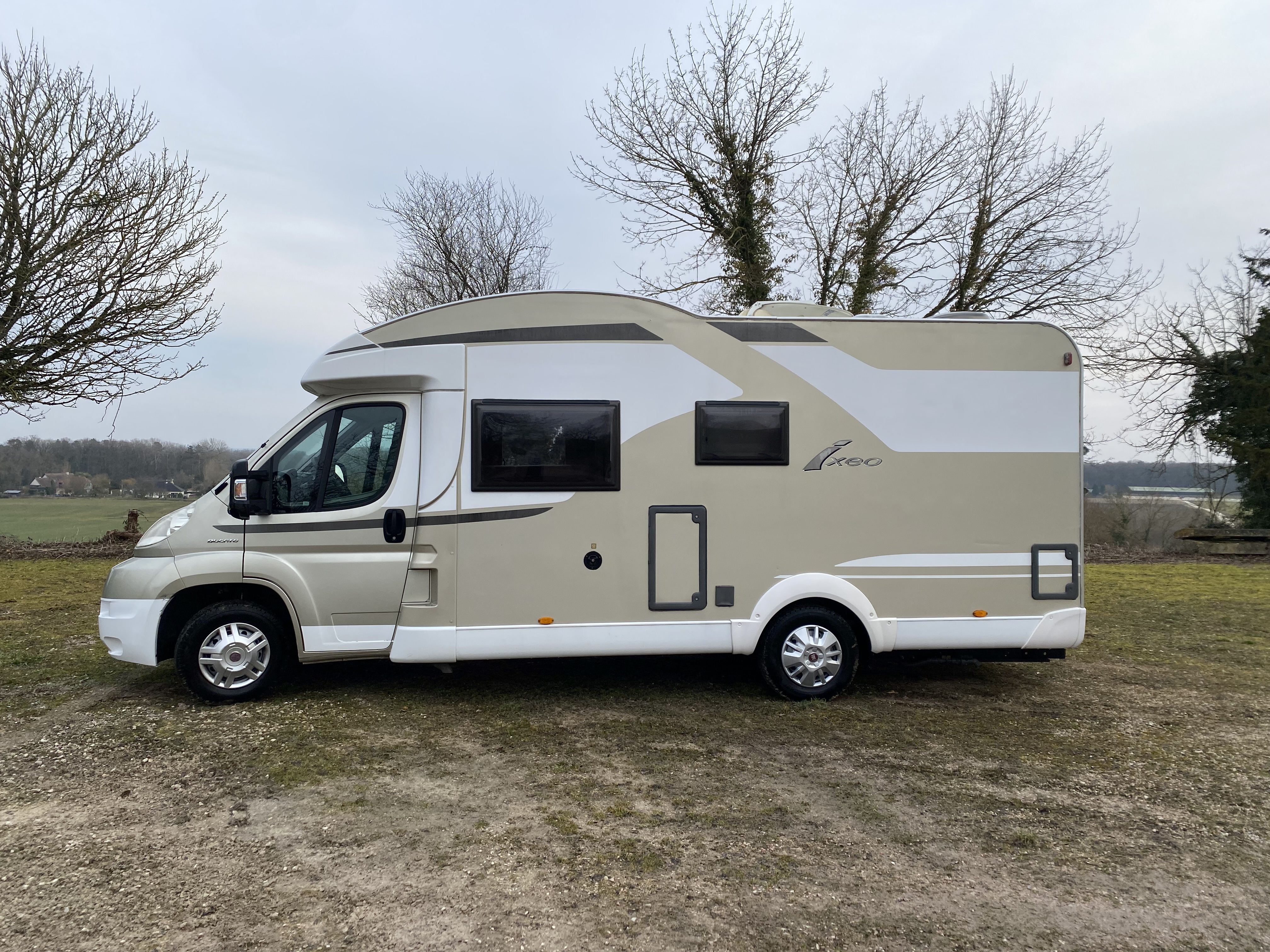 camping-car BURSTNER IXEO IT 664  extérieur / latéral gauche