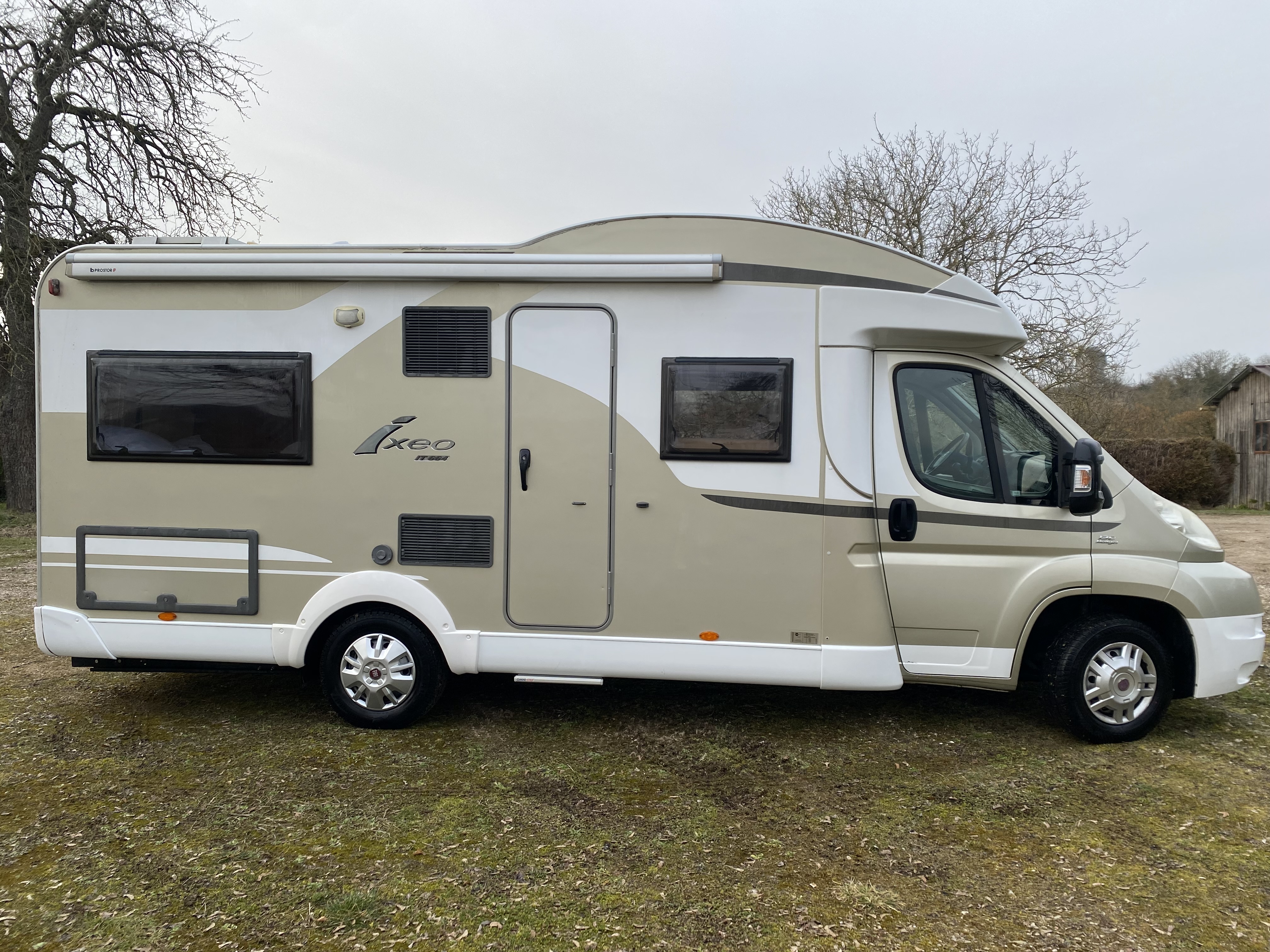 camping-car BURSTNER IXEO IT 664  extérieur / latéral droit