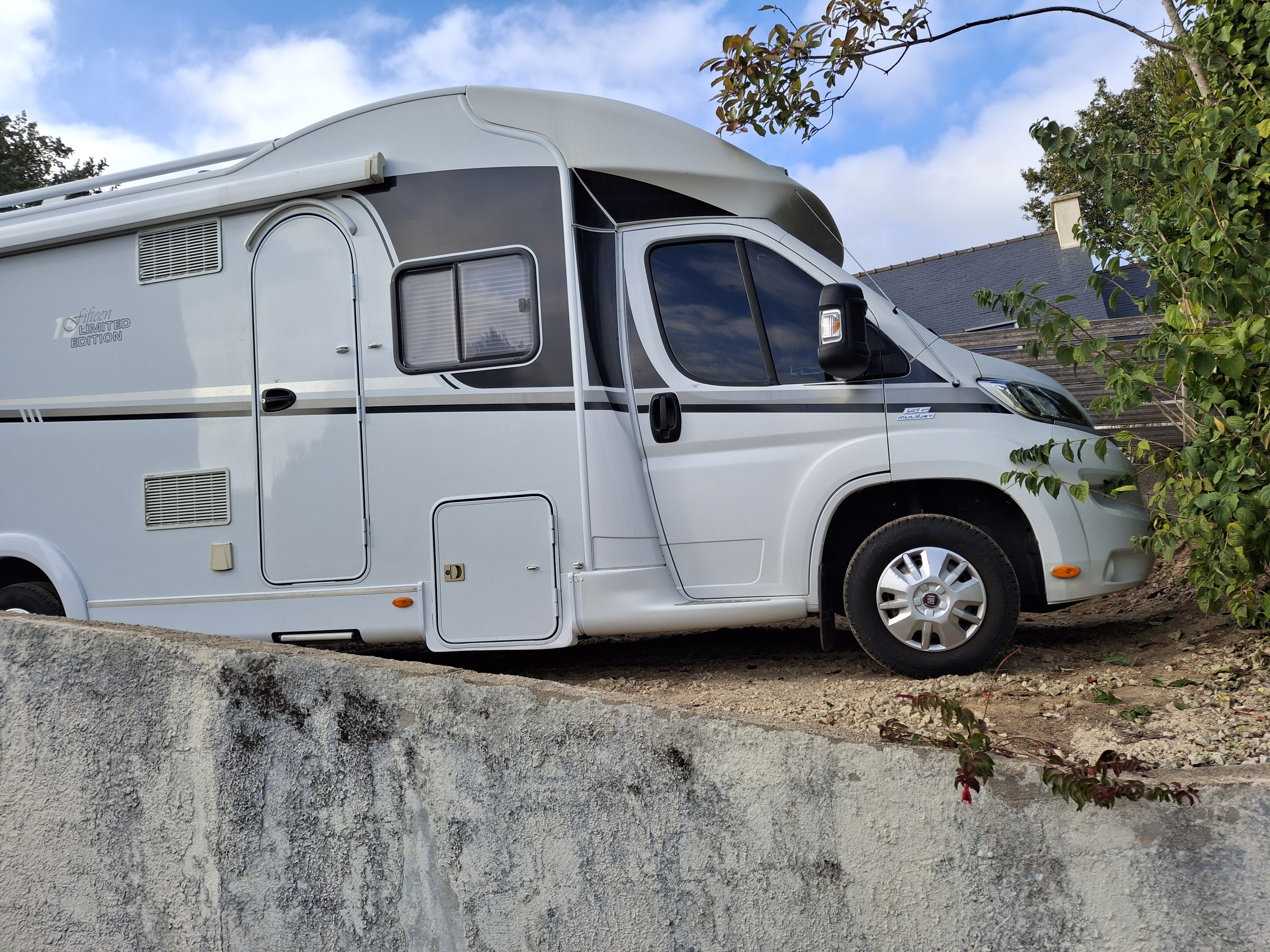 camping-car DETHLEFFS GLOBE FIFTEEN LIMITED EDITION  extérieur / latéral gauche