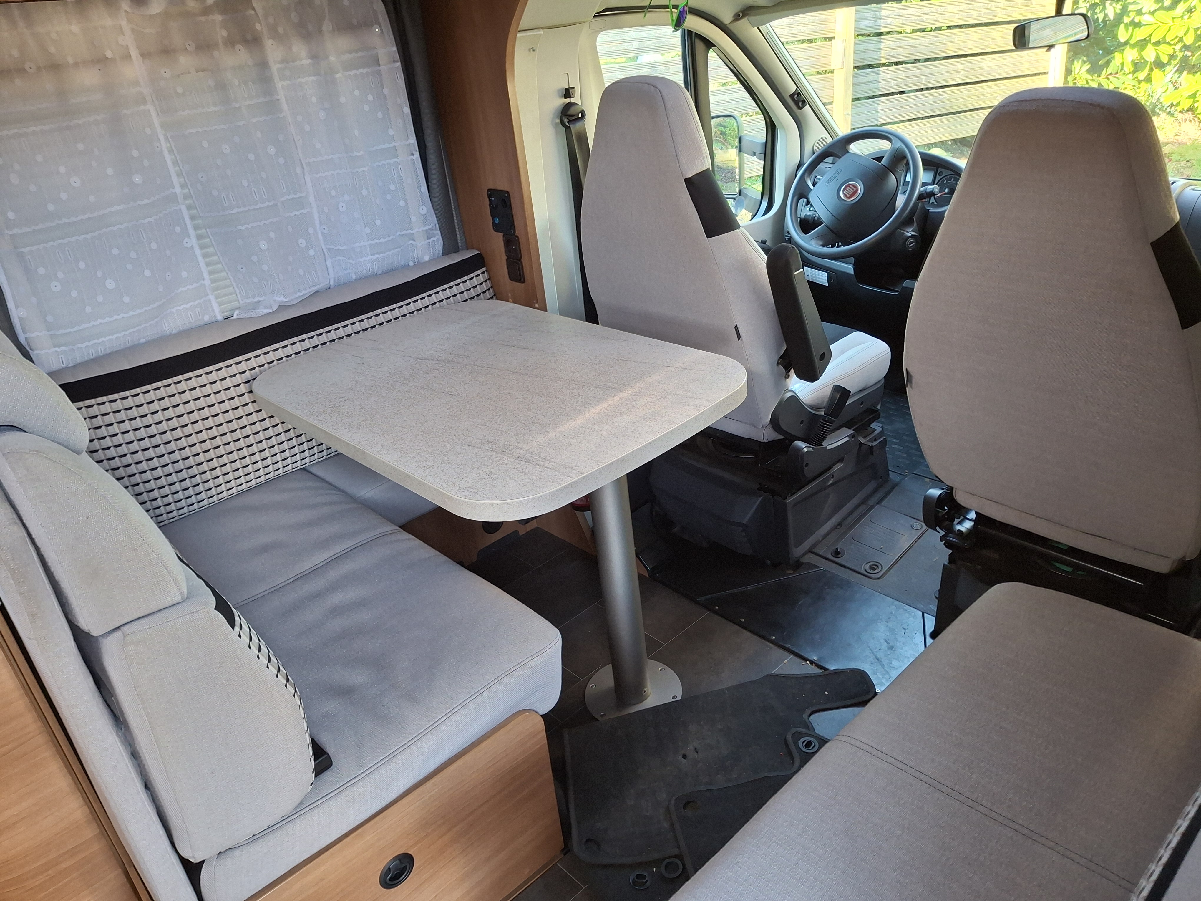 camping-car DETHLEFFS GLOBE FIFTEEN LIMITED EDITION  intérieur / coin salon