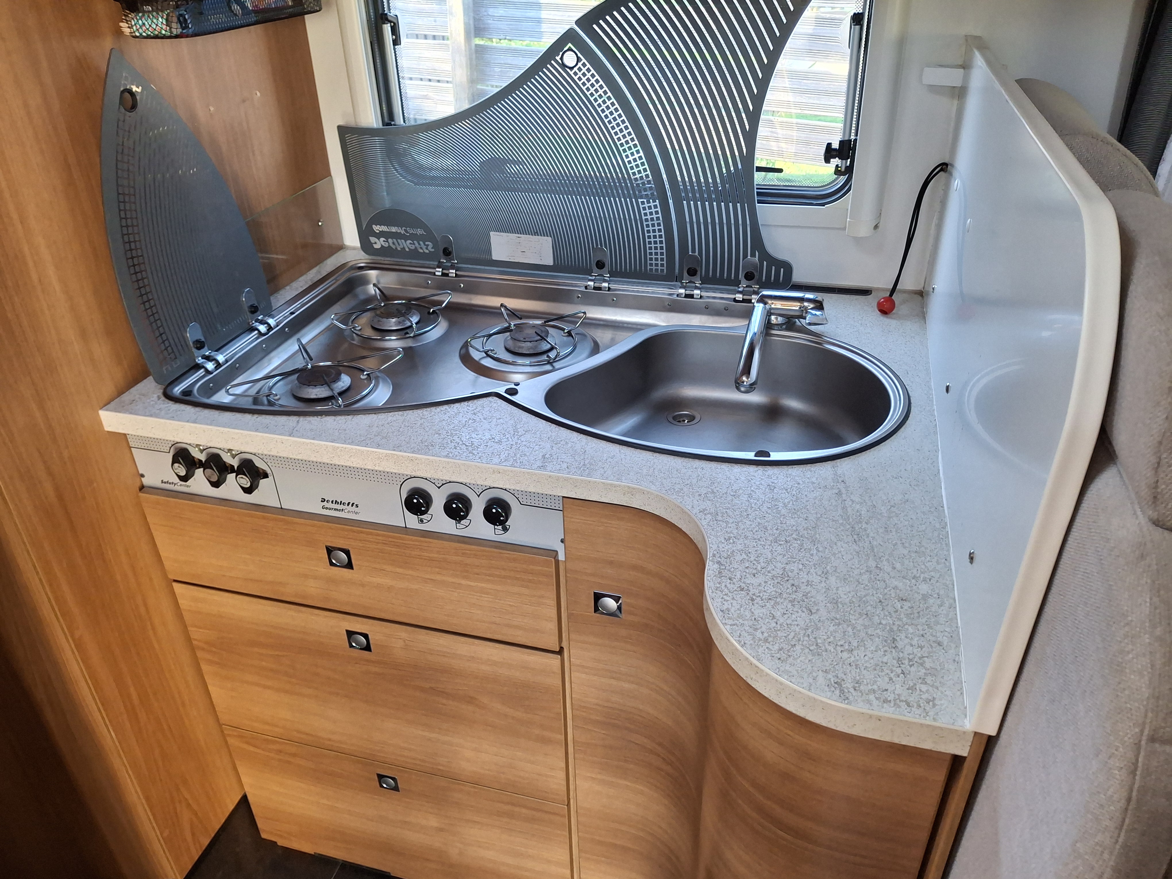 camping-car DETHLEFFS GLOBE FIFTEEN LIMITED EDITION  intérieur  / coin cuisine