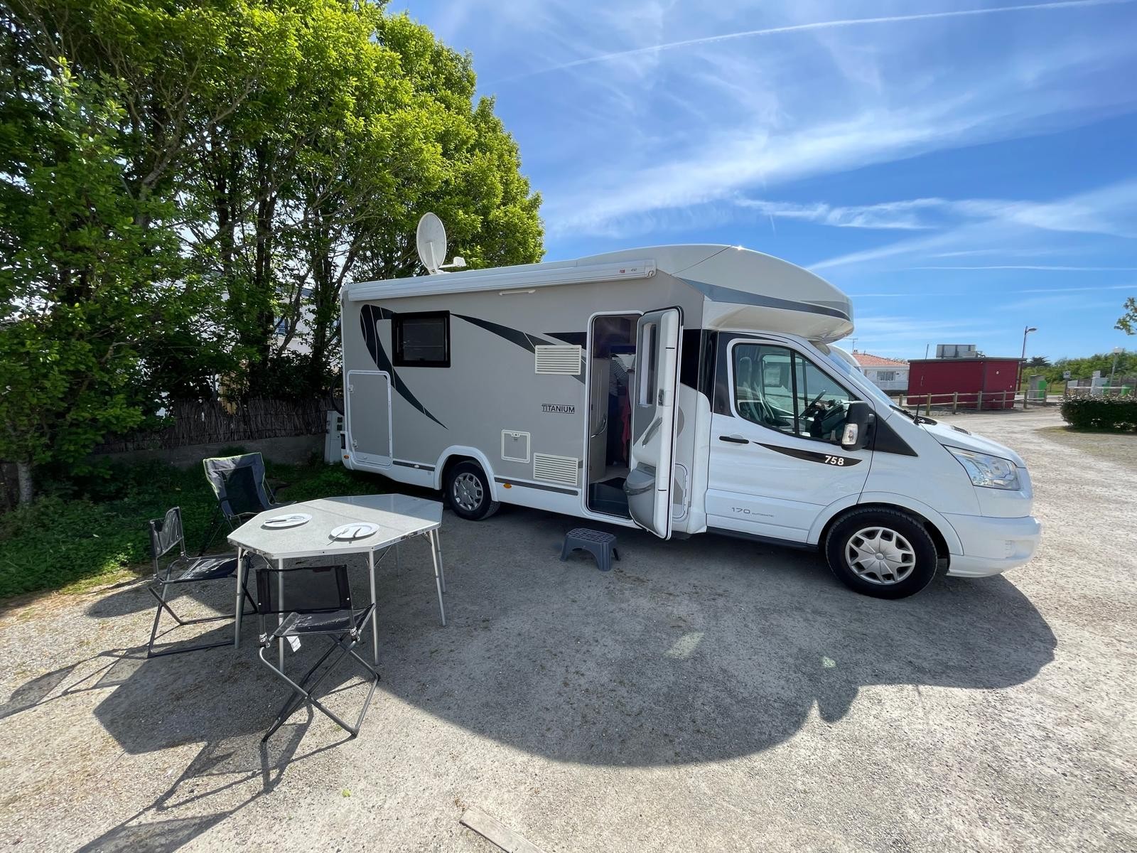camping-car CHAUSSON TITANIUM 758  extérieur / latéral droit