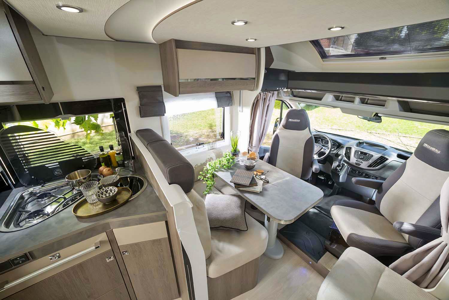 camping-car CHAUSSON TITANIUM 758  intérieur / coin salon