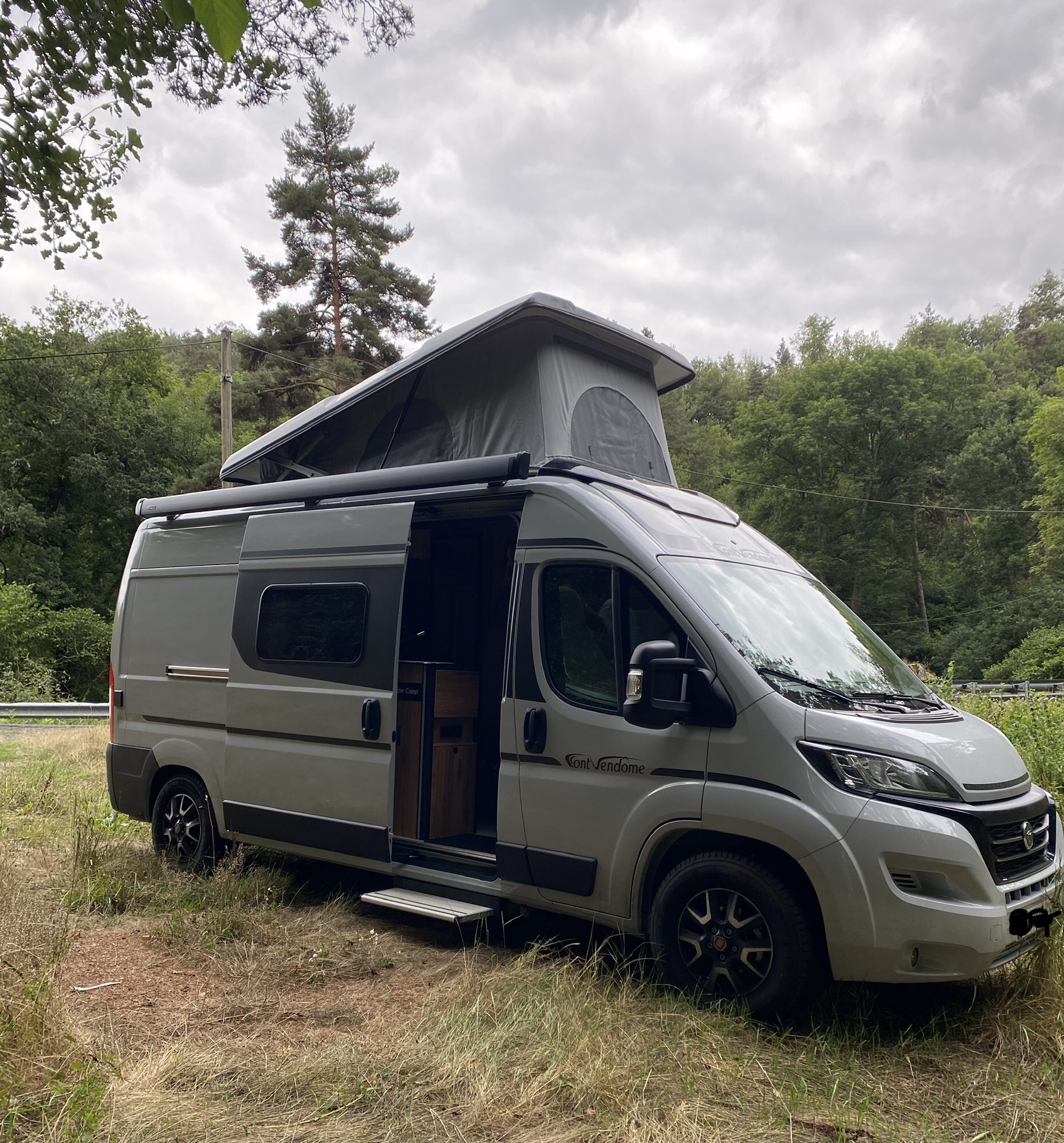 camping-car FONT VENDOME LEADER CAMP SERIE ELEGANCE  extérieur / latéral droit