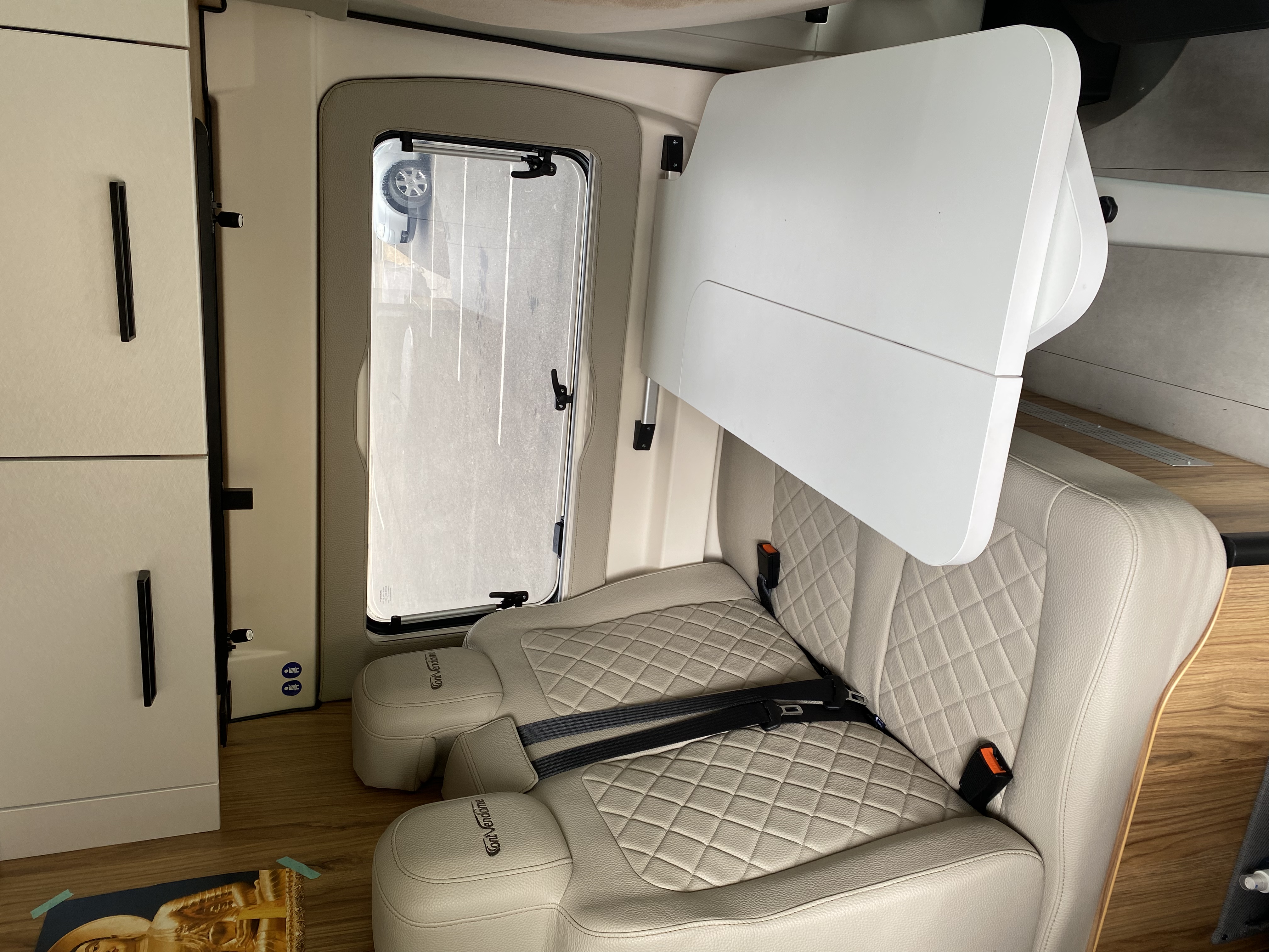 camping-car FONT VENDOME LEADER CAMP SERIE ELEGANCE  intérieur / coin salon