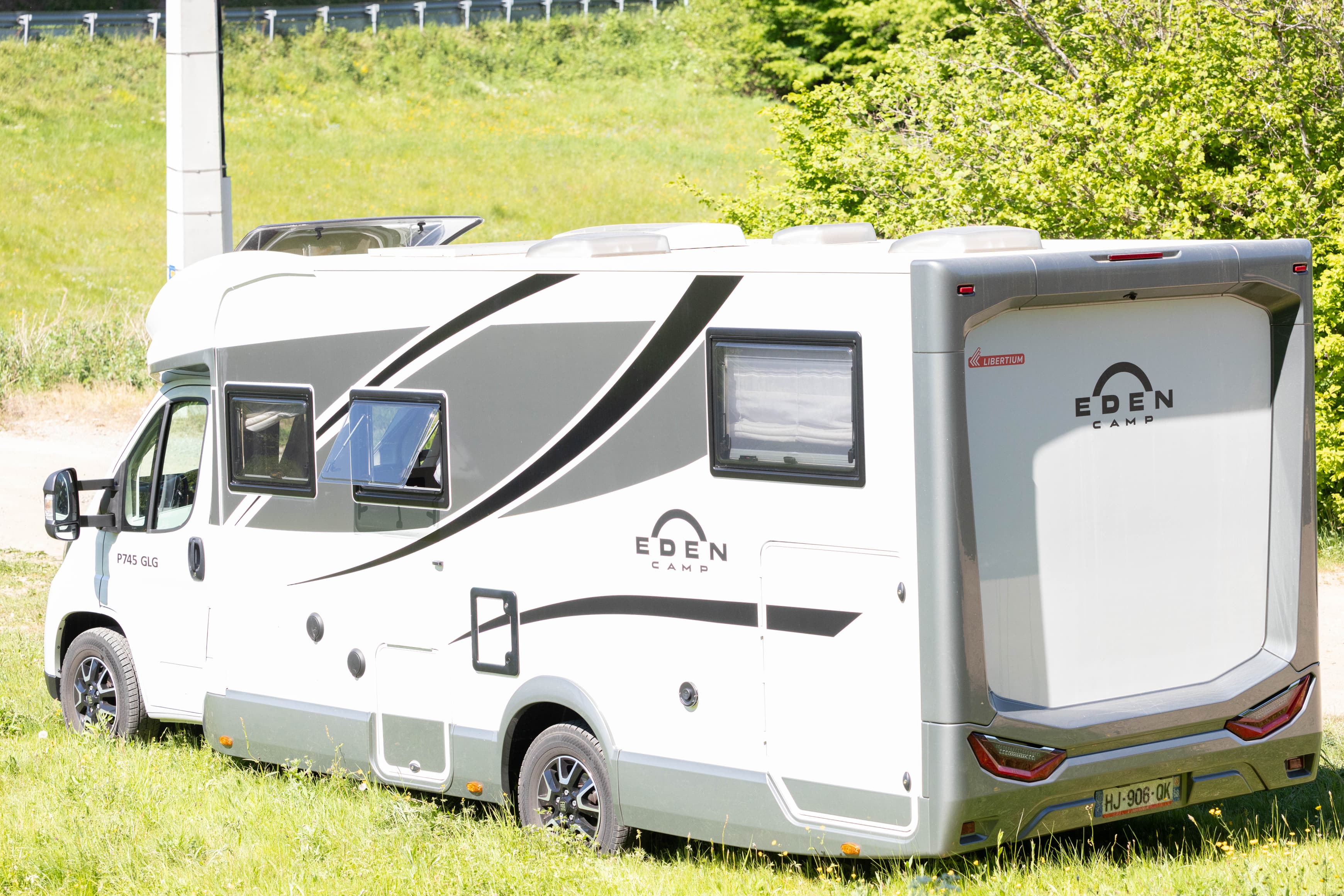 camping-car EDEN P745GLG  extérieur / latéral gauche