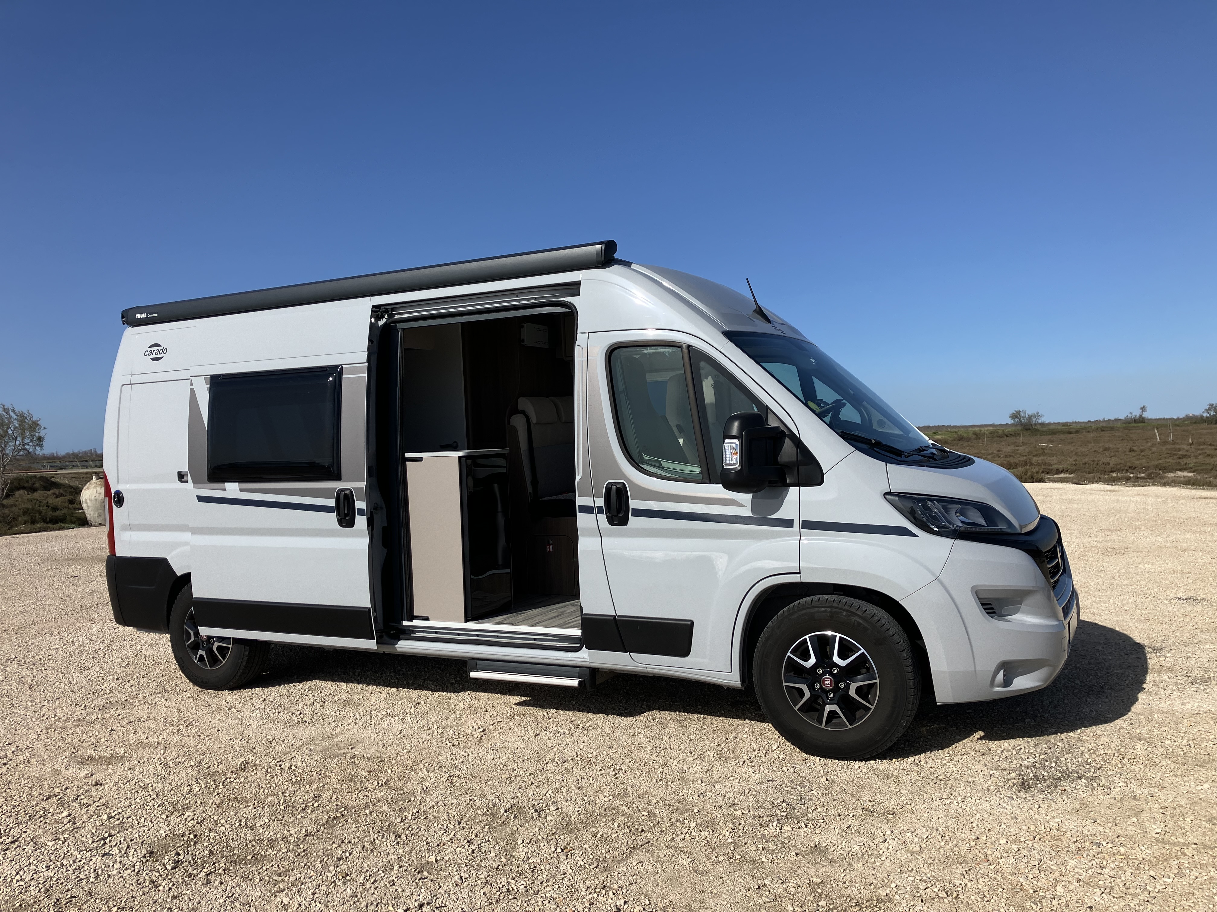 camping-car CARADO C 600  extérieur / latéral droit