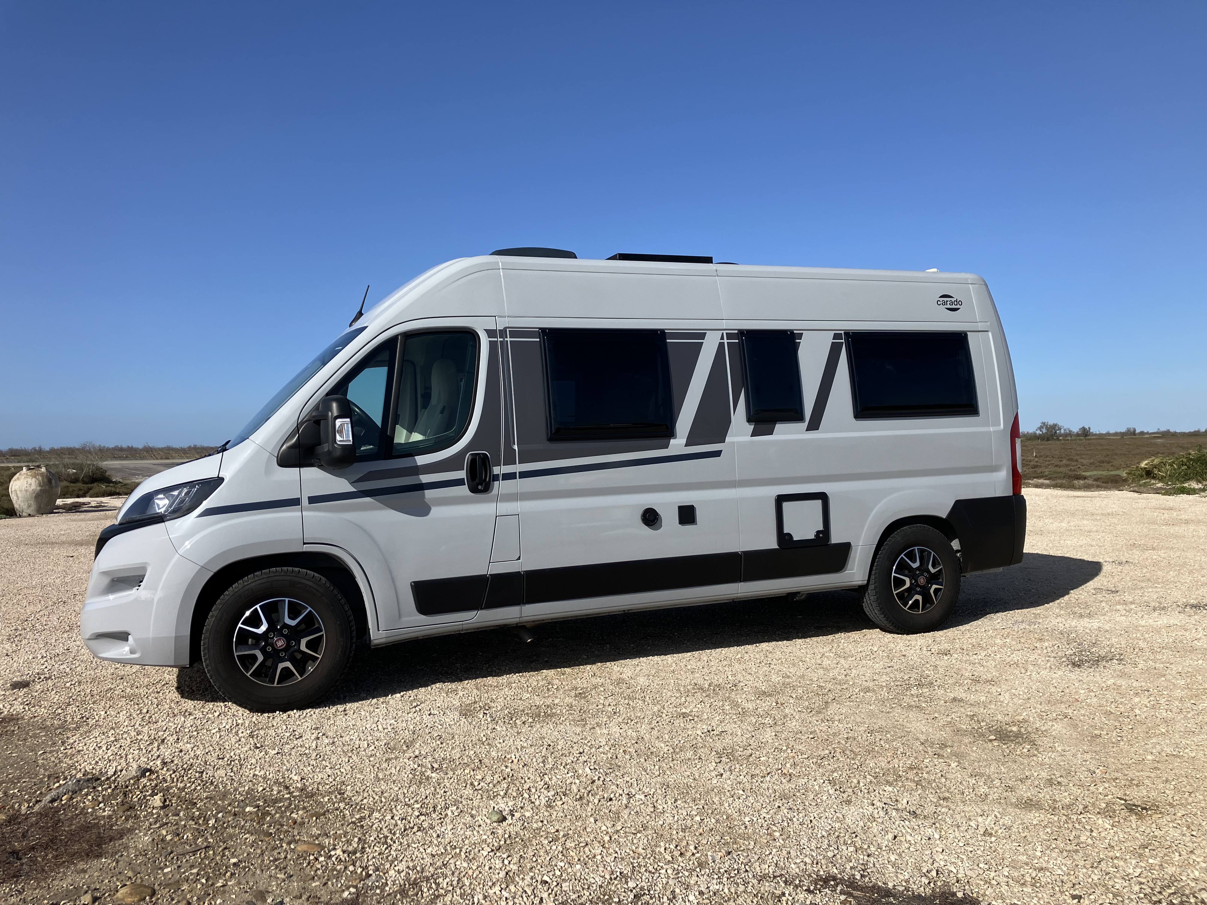 camping-car CARADO C 600  extérieur / latéral gauche