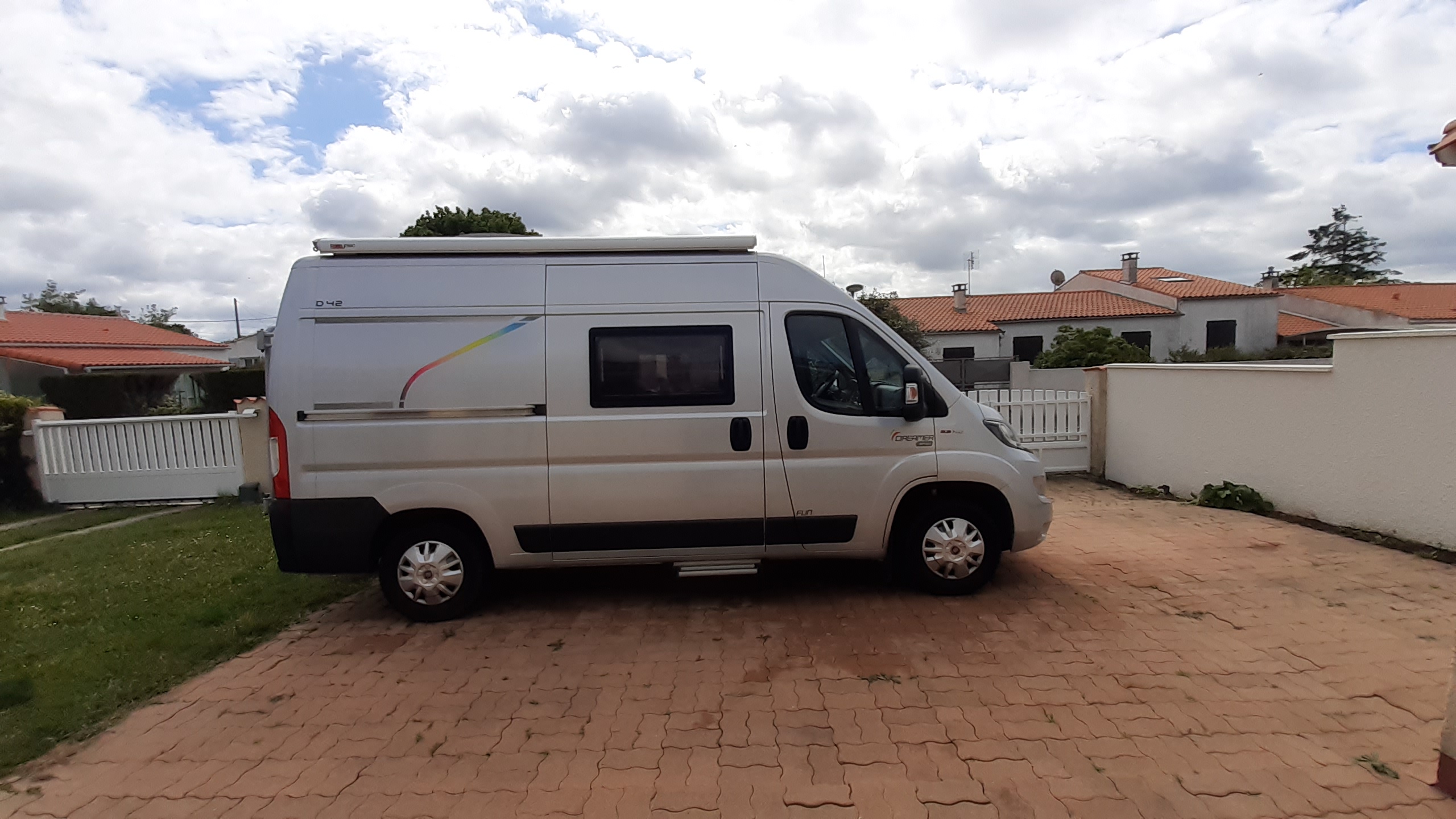 camping-car YPO CAMP DREAMER D42  extérieur / latéral droit
