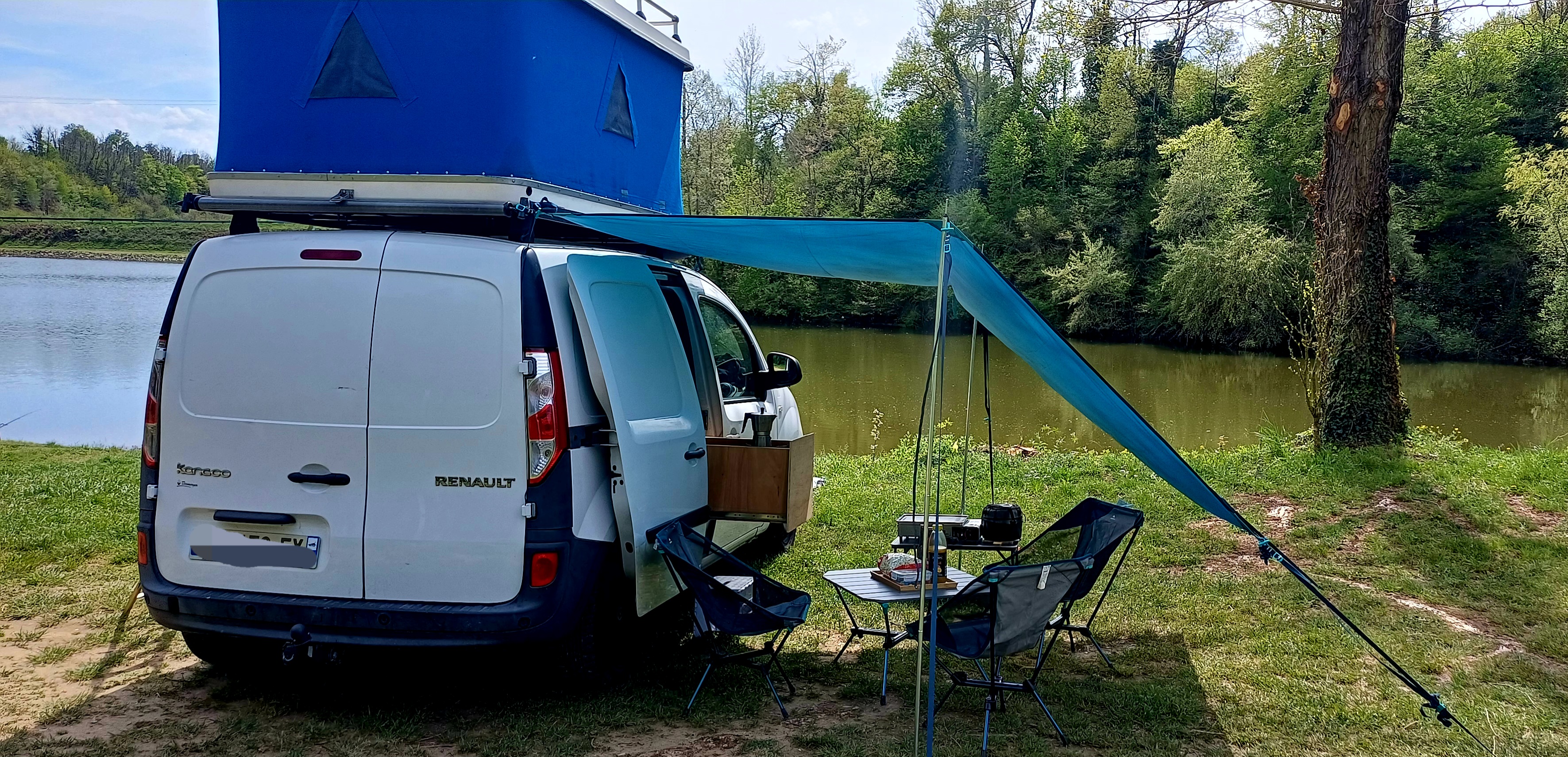 camping-car KANGOO   extérieur / latéral droit
