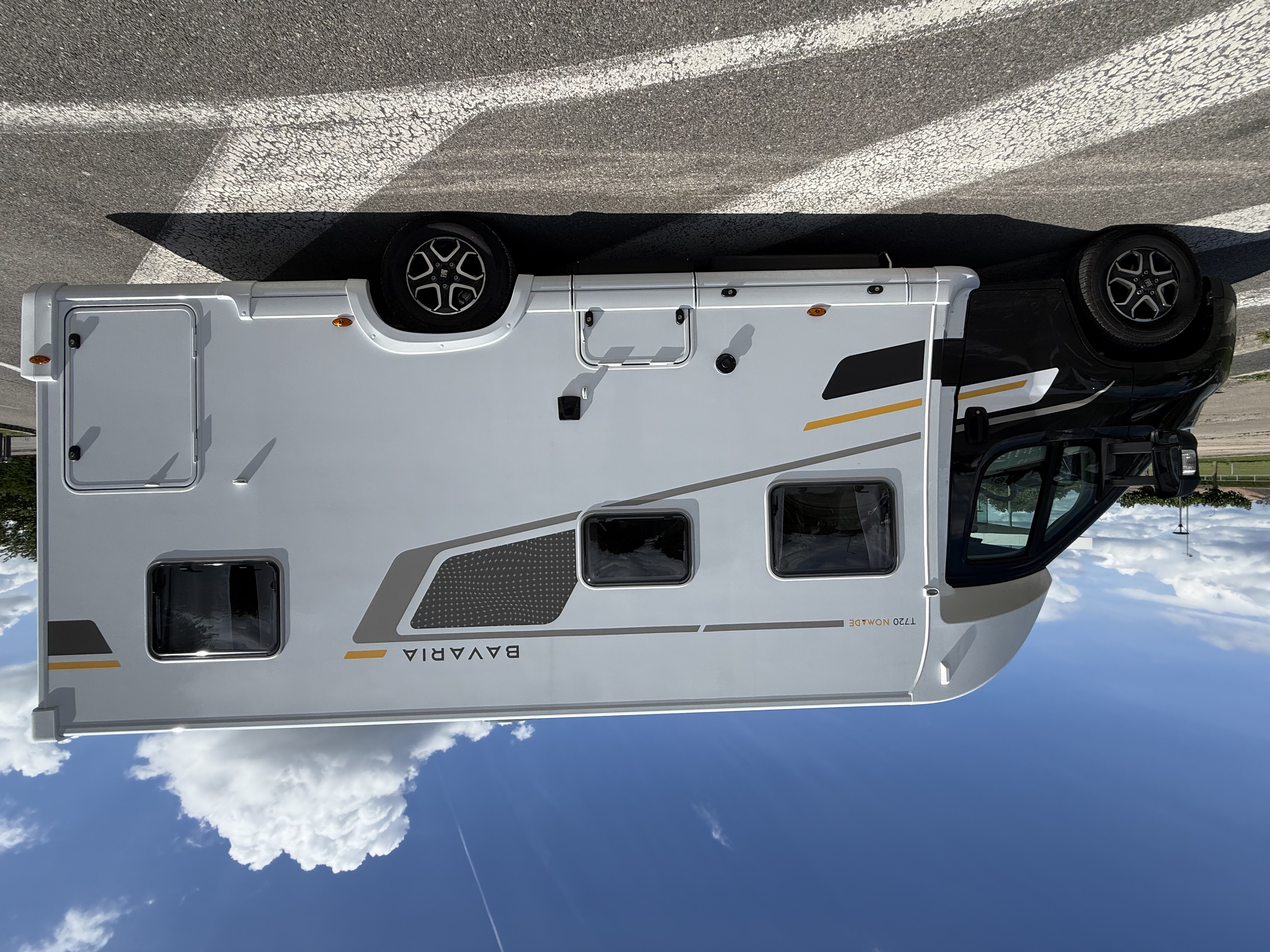 camping-car BAVARIA T720 FGJ NOMADE  extérieur / latéral droit