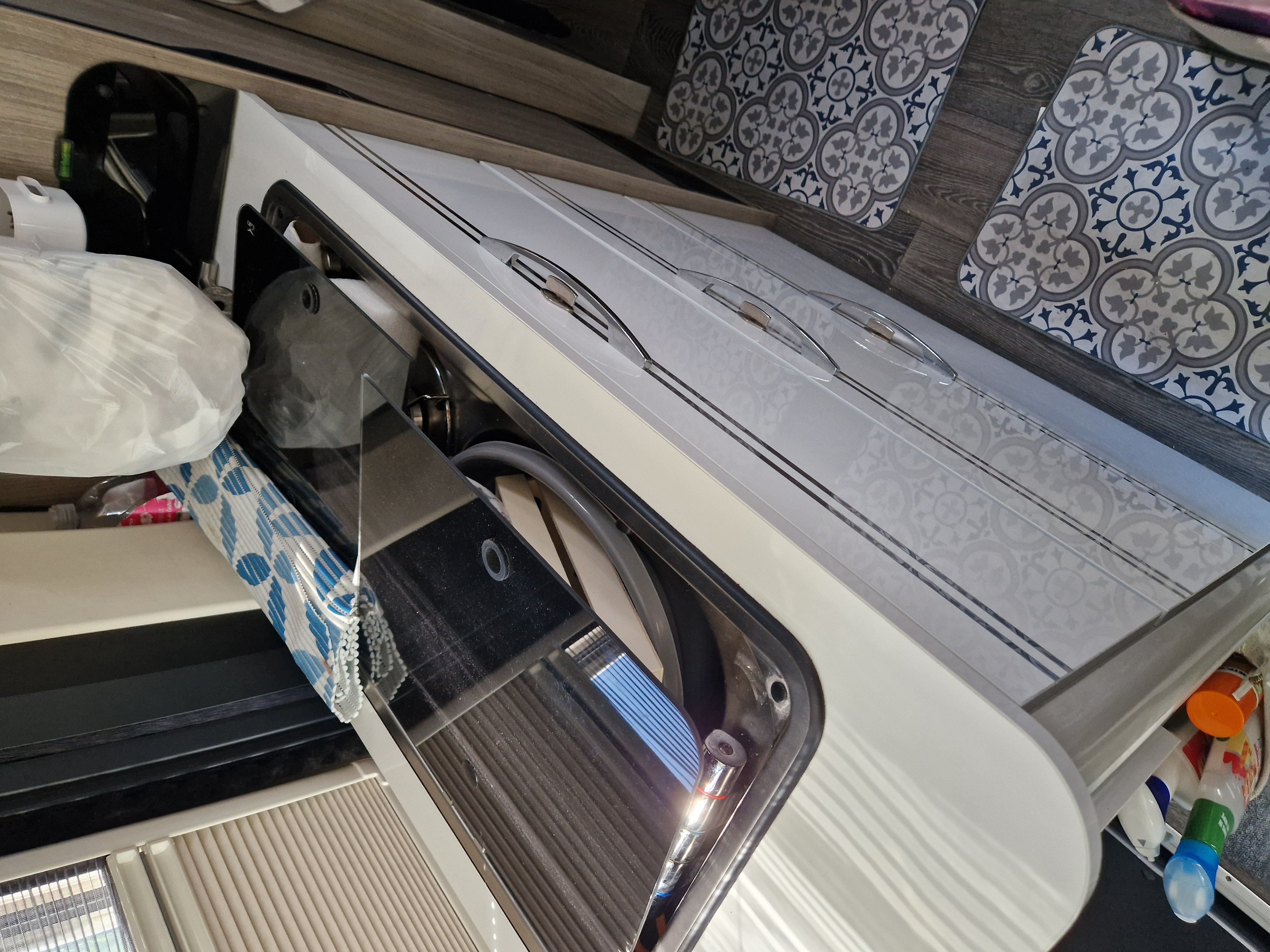 camping-car RANDGER R640  intérieur  / coin cuisine
