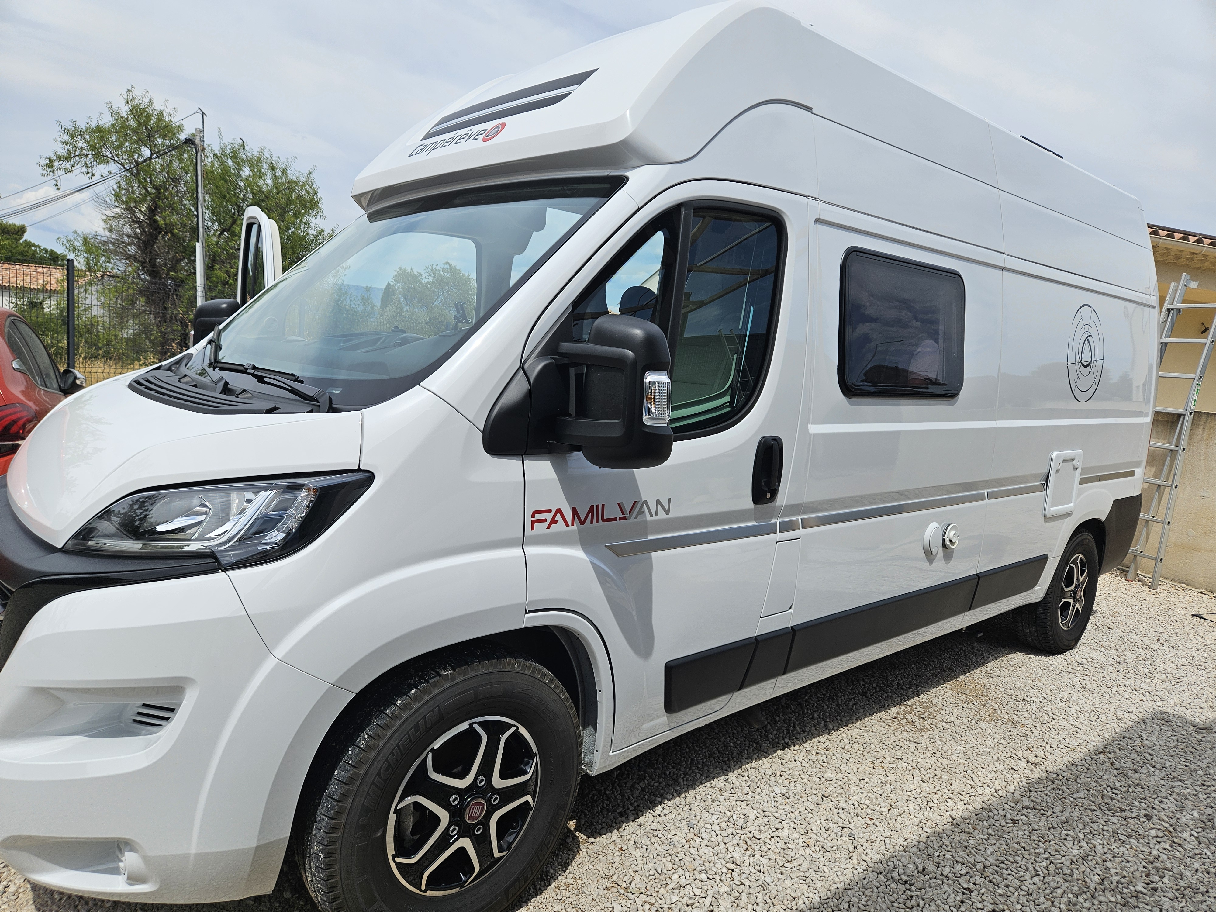 camping-car CAMPEREVE FAMILY VAN  extérieur / latéral gauche