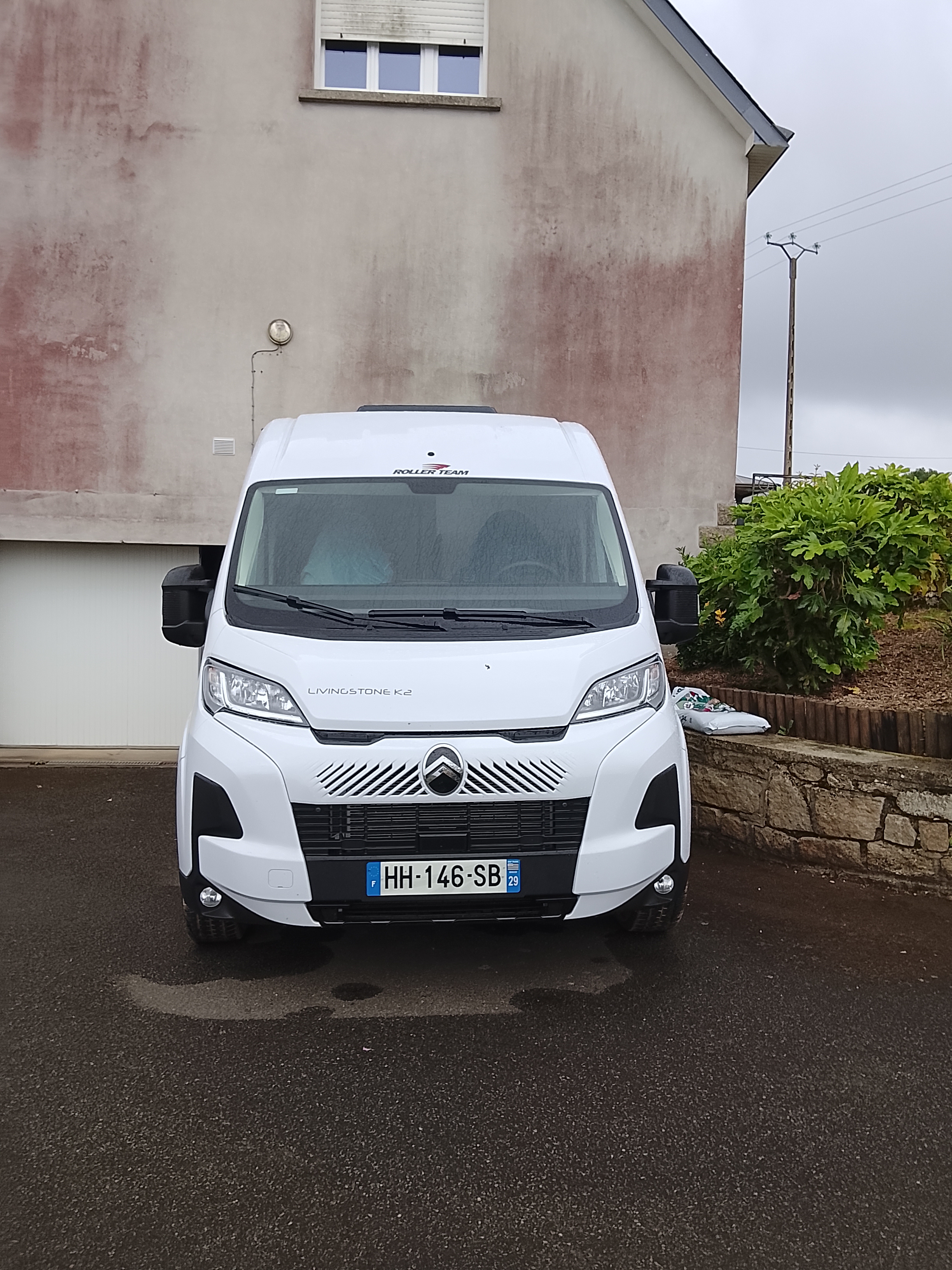 camping-car ROLLER TEAM LIVINGSTON 2  extérieur / face avant