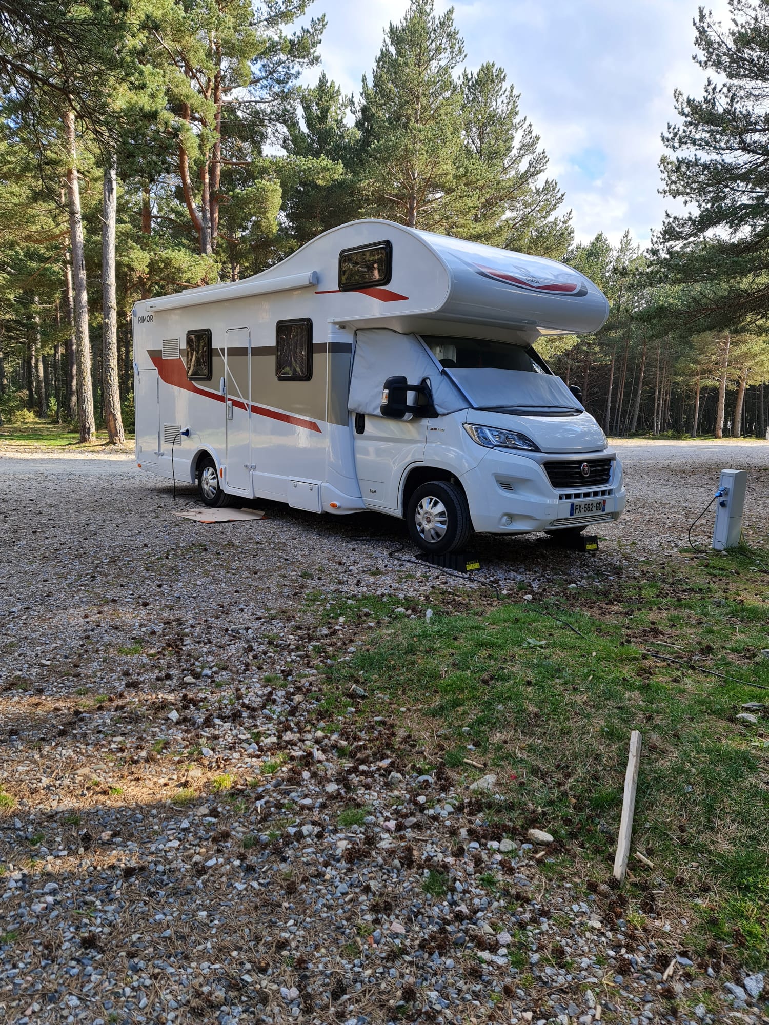 camping-car RIMOR  extérieur / latéral gauche