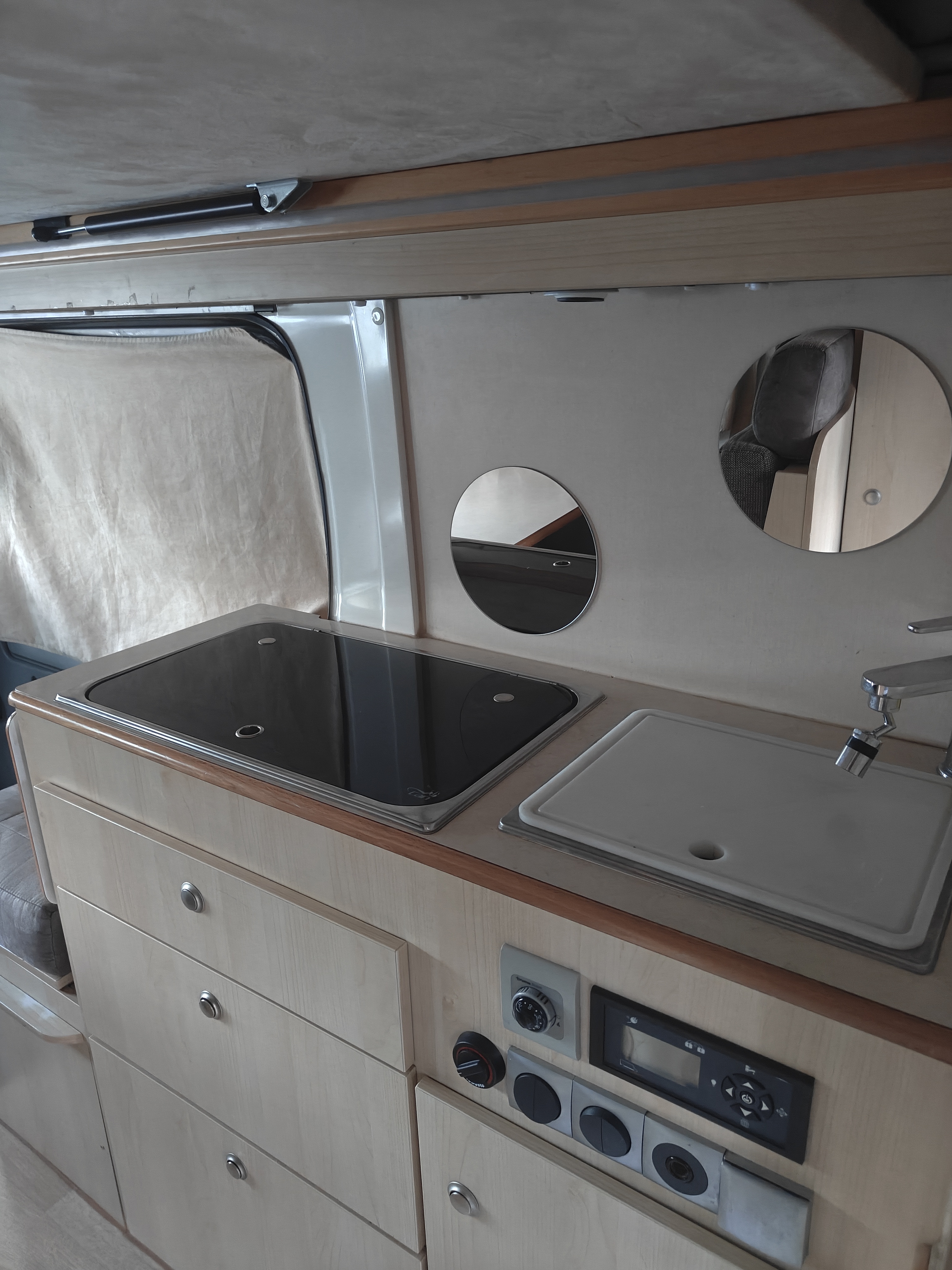 camping-car CAMPEREVE MIRANDE  intérieur  / coin cuisine