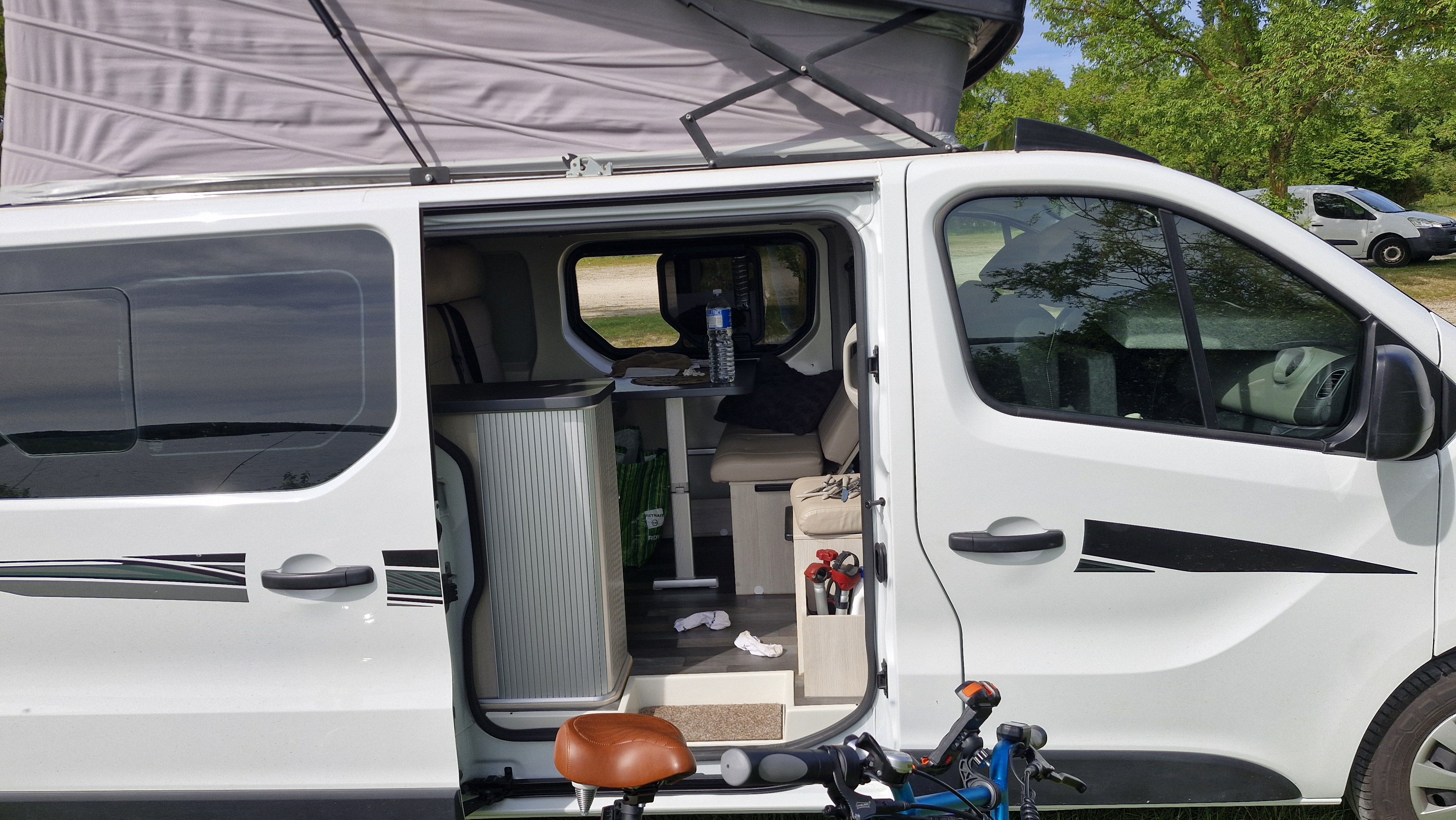 camping-car FONT VENDOME AUTOCAMP  extérieur / latéral gauche