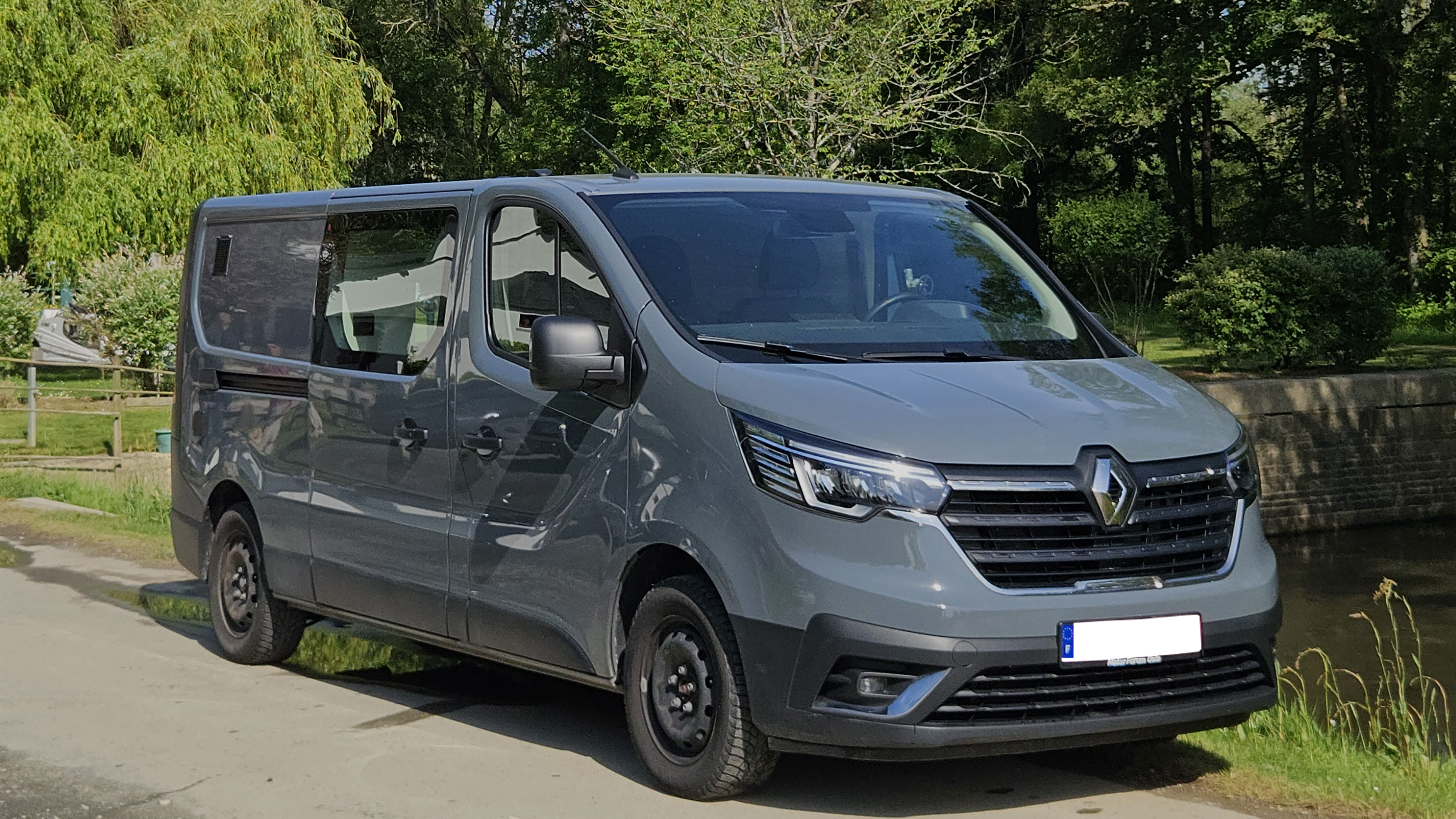 camping-car RENAULT TRAFIC L2H1  extérieur / face avant
