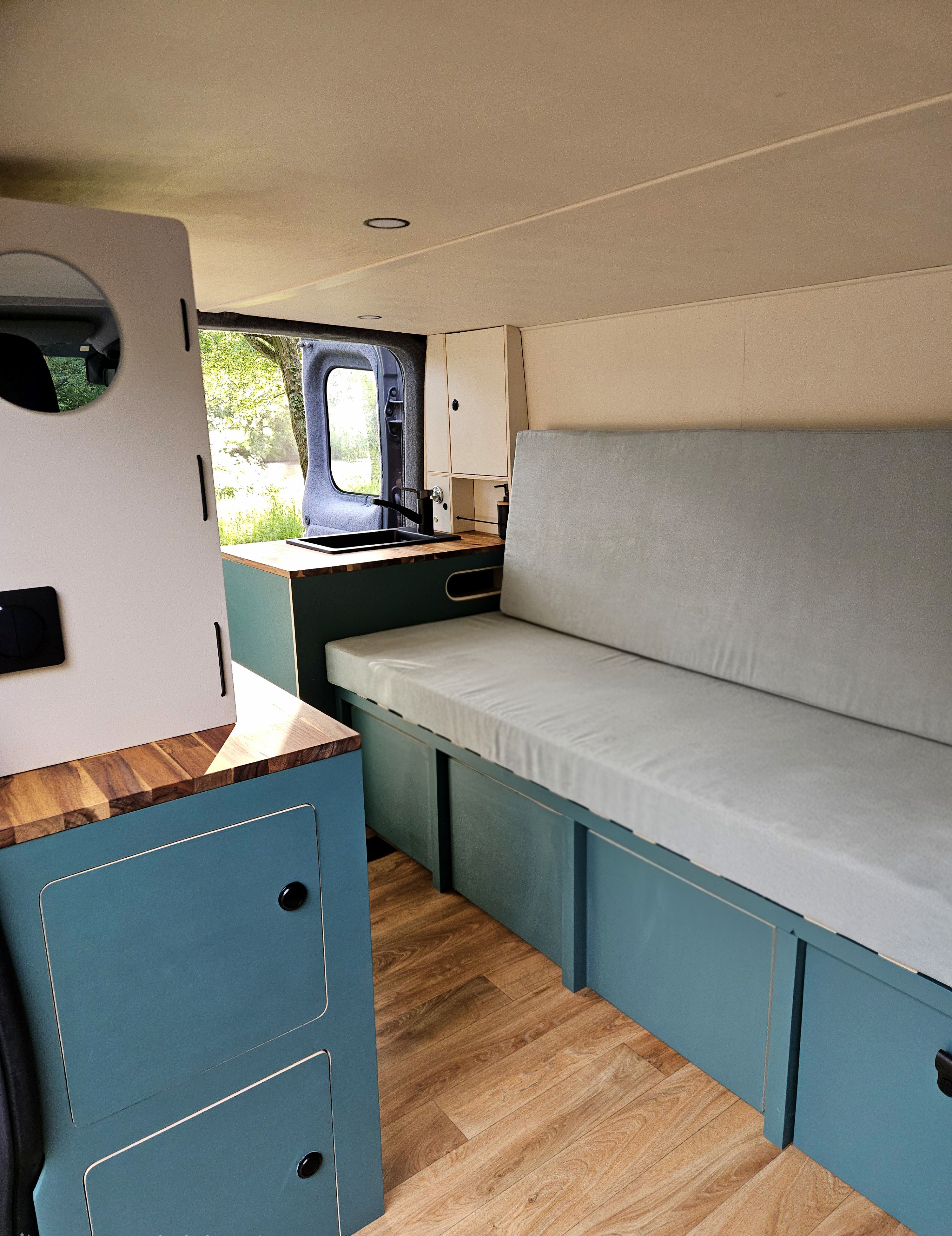 camping-car RENAULT TRAFIC L2H1  intérieur / coin salon