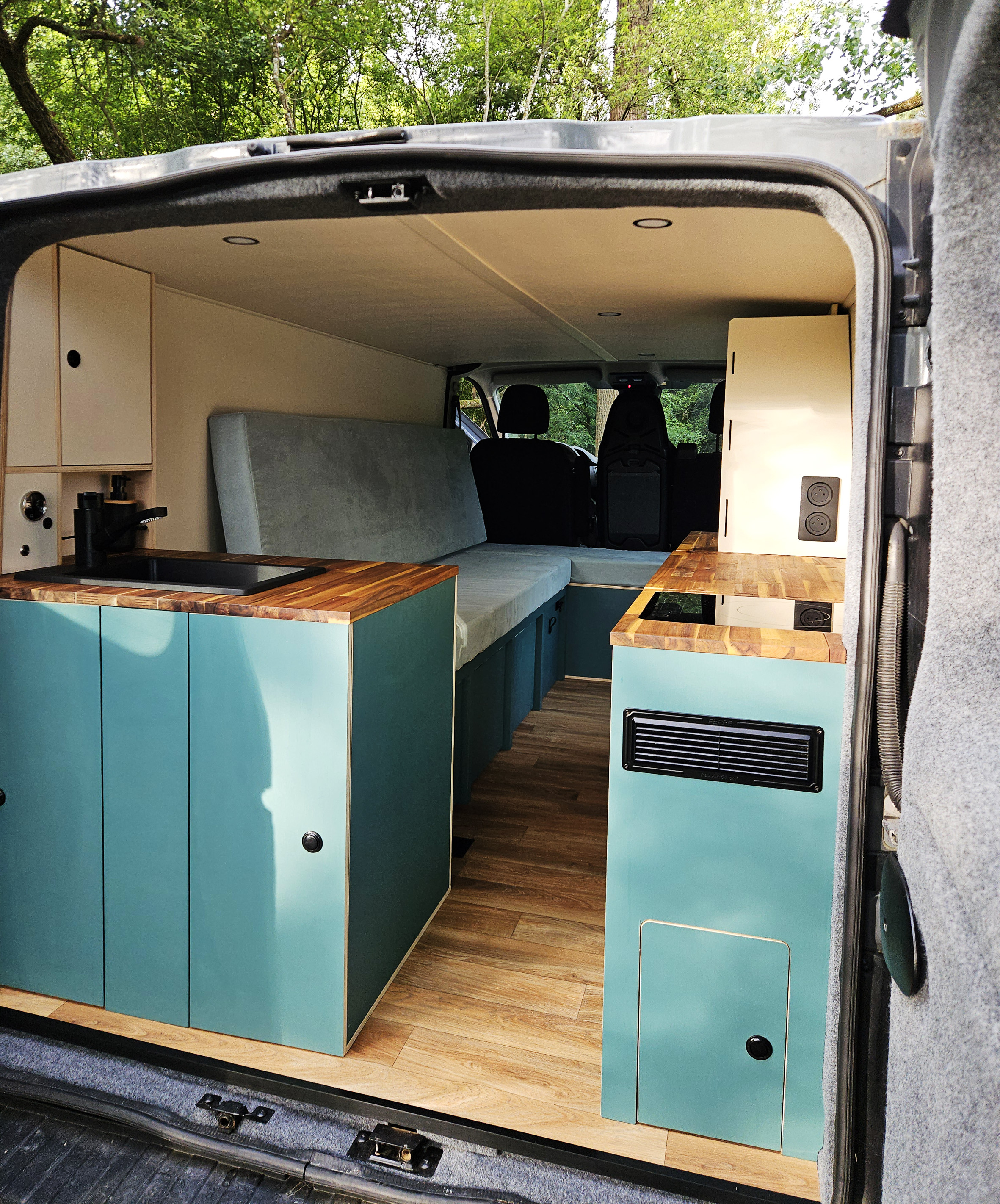 camping-car RENAULT TRAFIC L2H1  intérieur  / coin cuisine