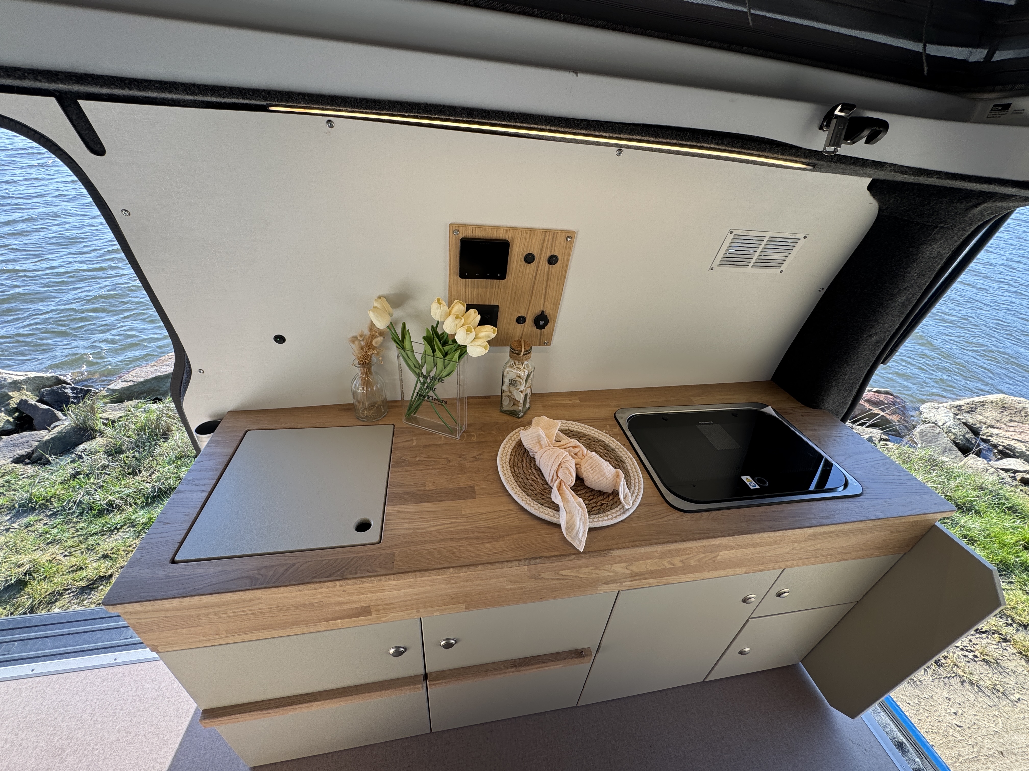 camping-car FORD TRANSIT CUSTOM 320 HYBRIDE RECHARGEABLE  intérieur  / coin cuisine
