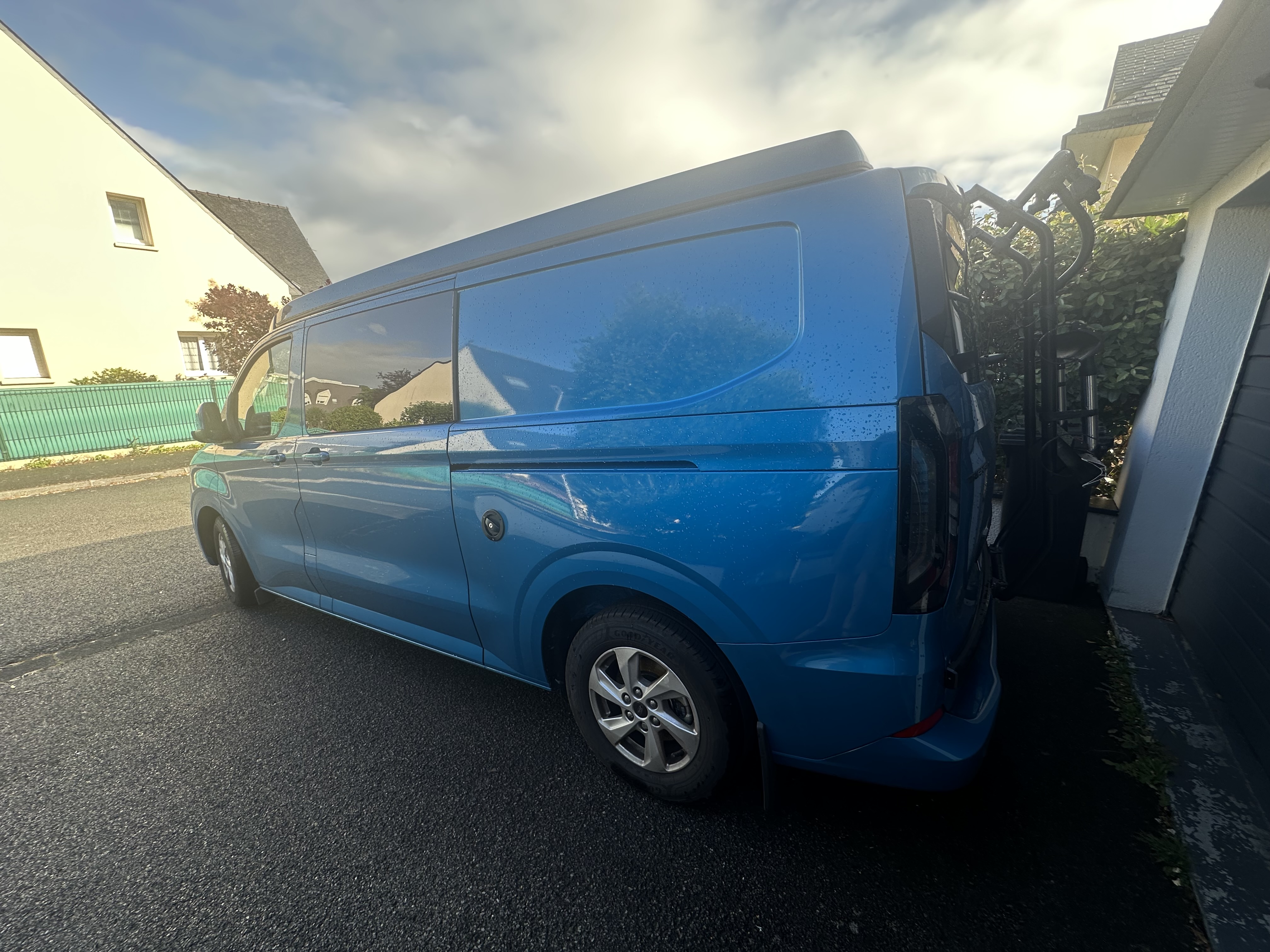 camping-car FORD TRANSIT CUSTOM 320 HYBRIDE RECHARGEABLE  extérieur / face avant