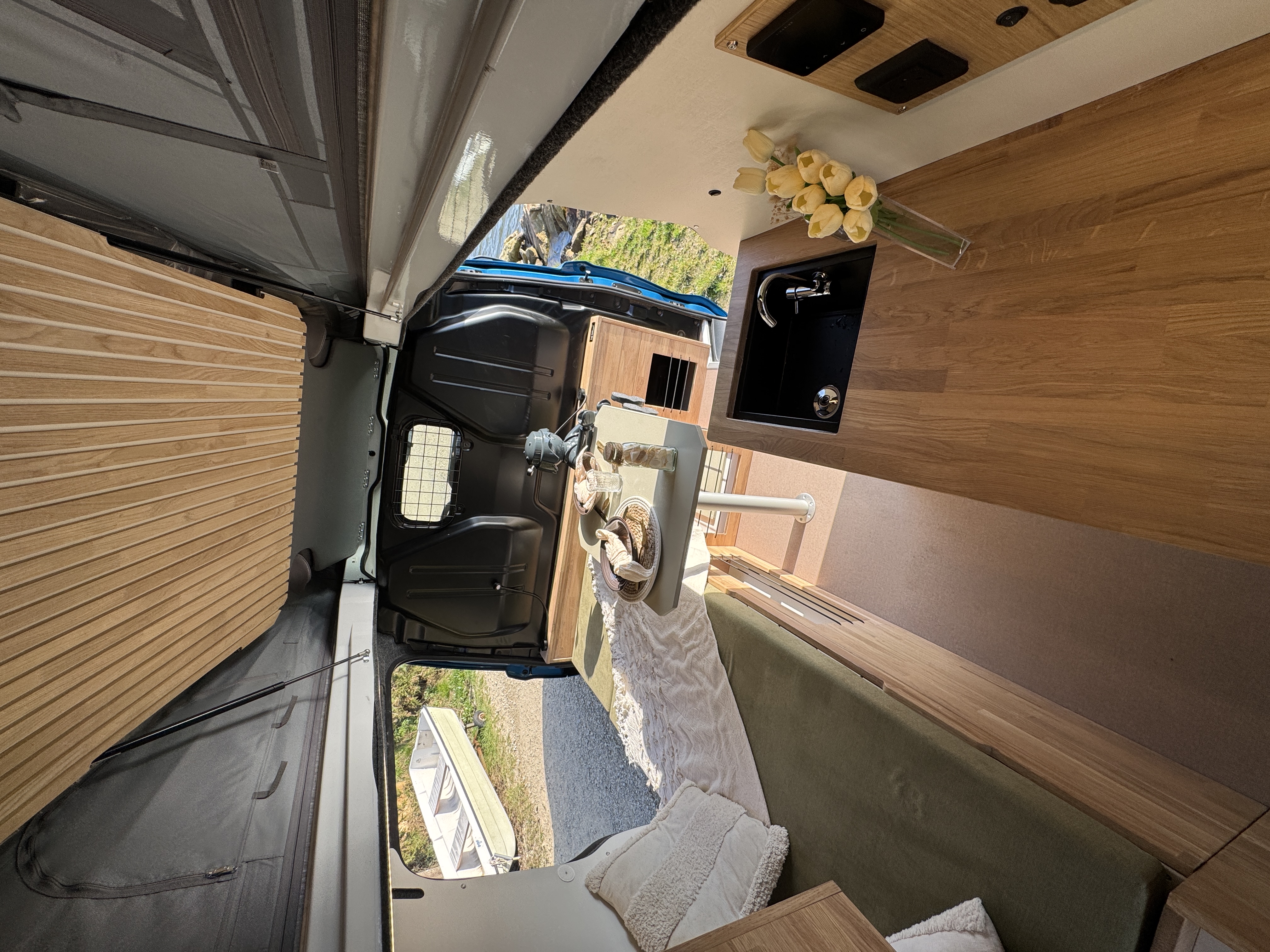 camping-car FORD TRANSIT CUSTOM 320 HYBRIDE RECHARGEABLE  intérieur / coin salon