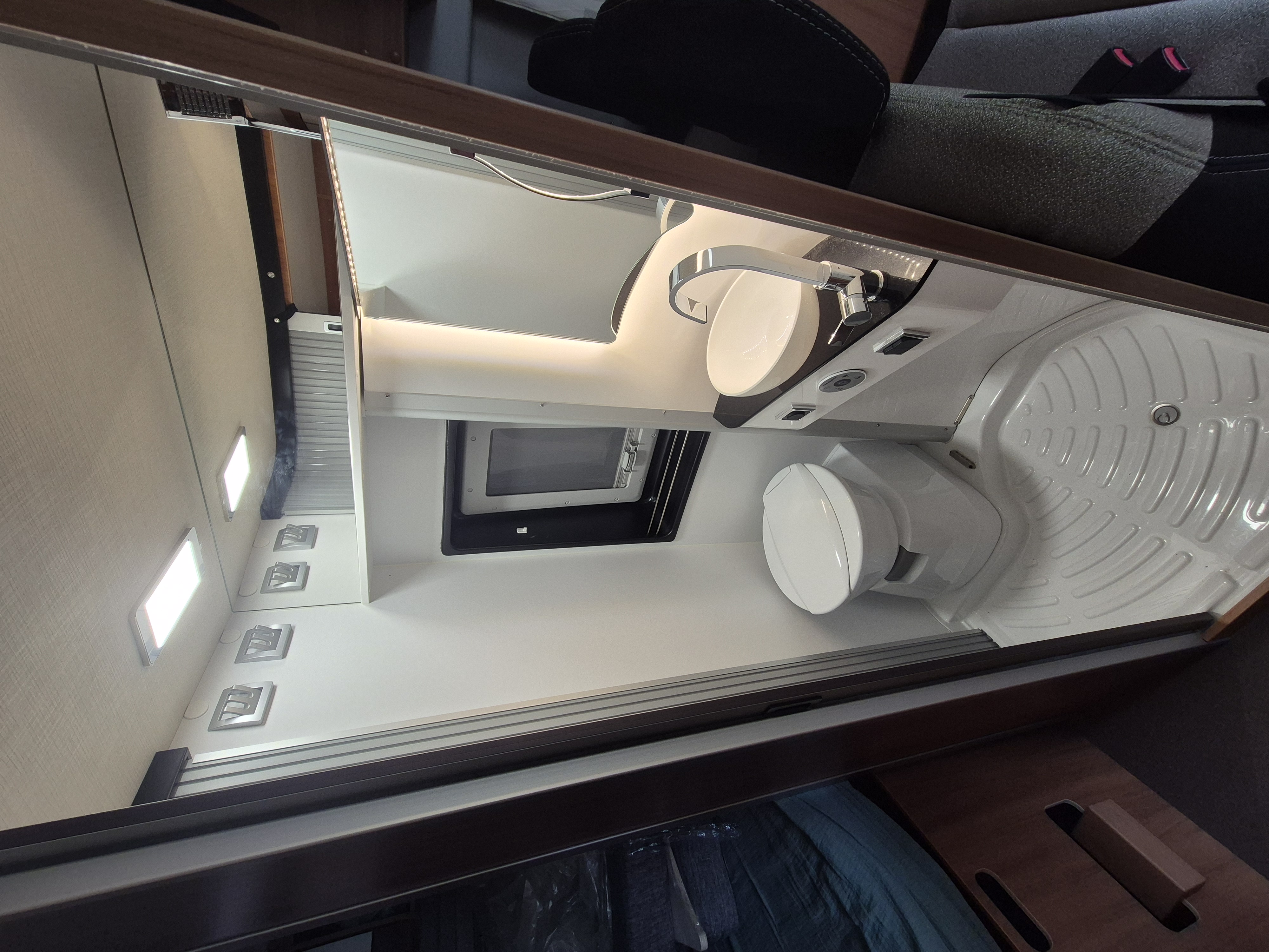 camping-car POSSL SUMMIT 600 PLUS  intérieur / salle de bain  et wc
