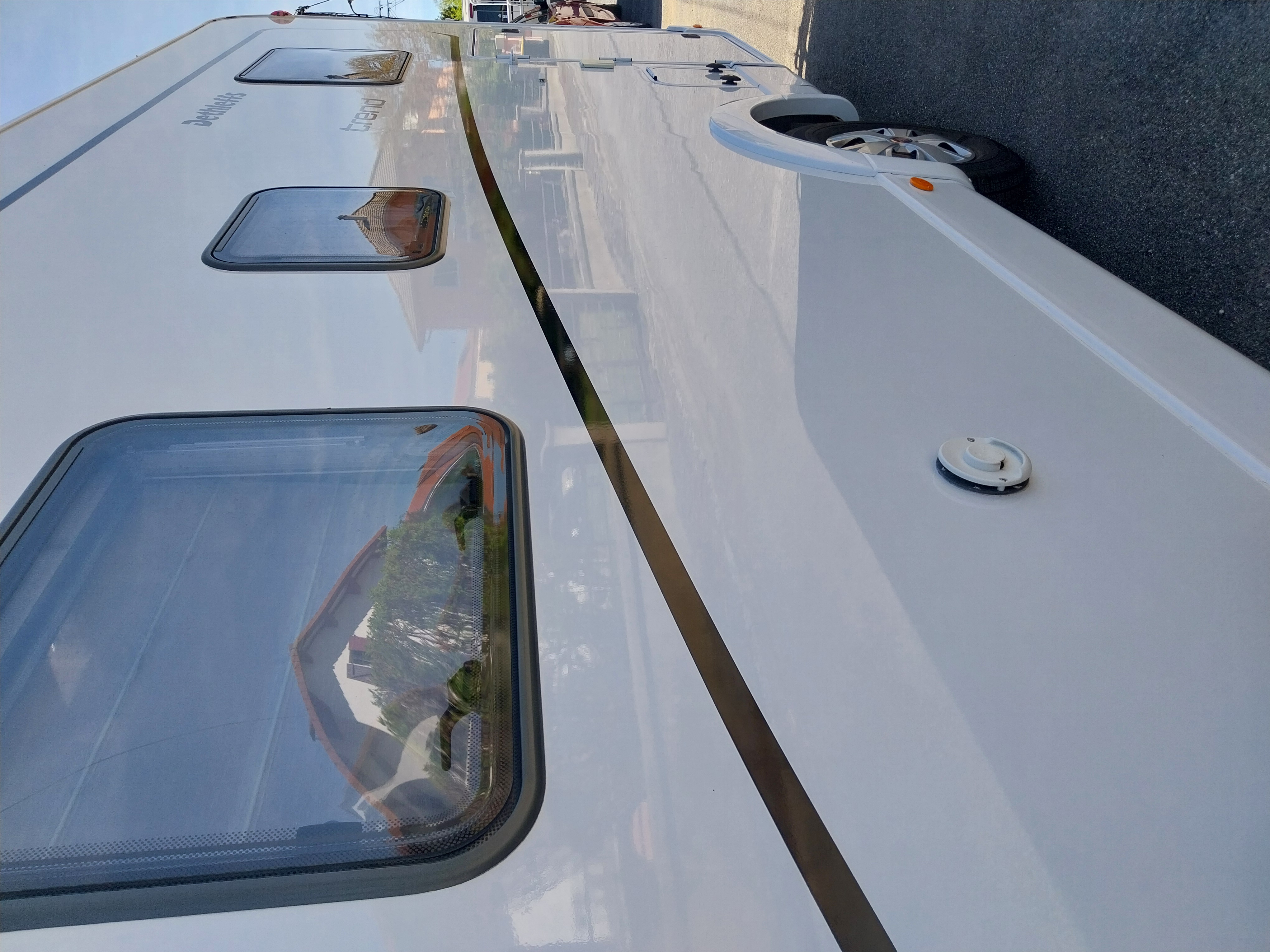 camping-car DETHLEFFS TREND T7057 DBM  extérieur / latéral droit