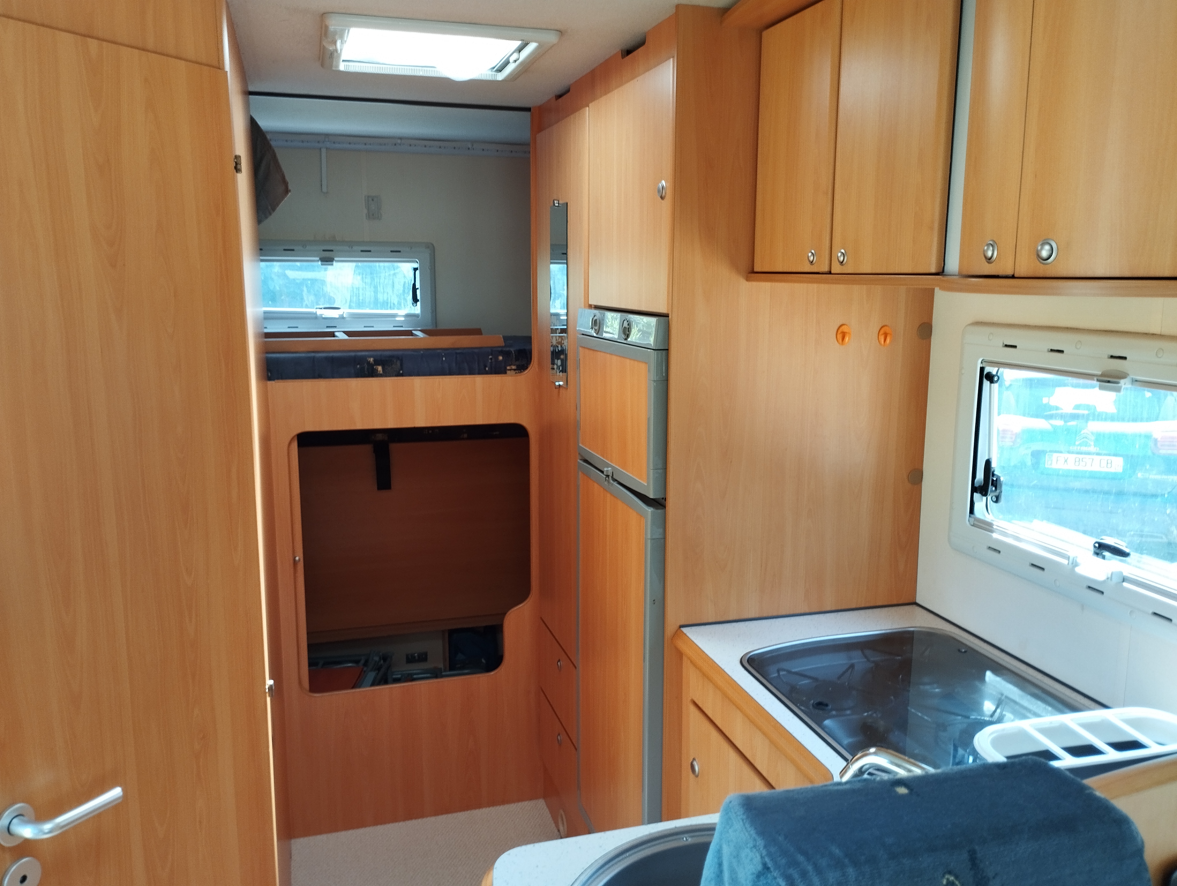 camping-car PILOTE AVENTURA A650TYG  intérieur  / coin cuisine