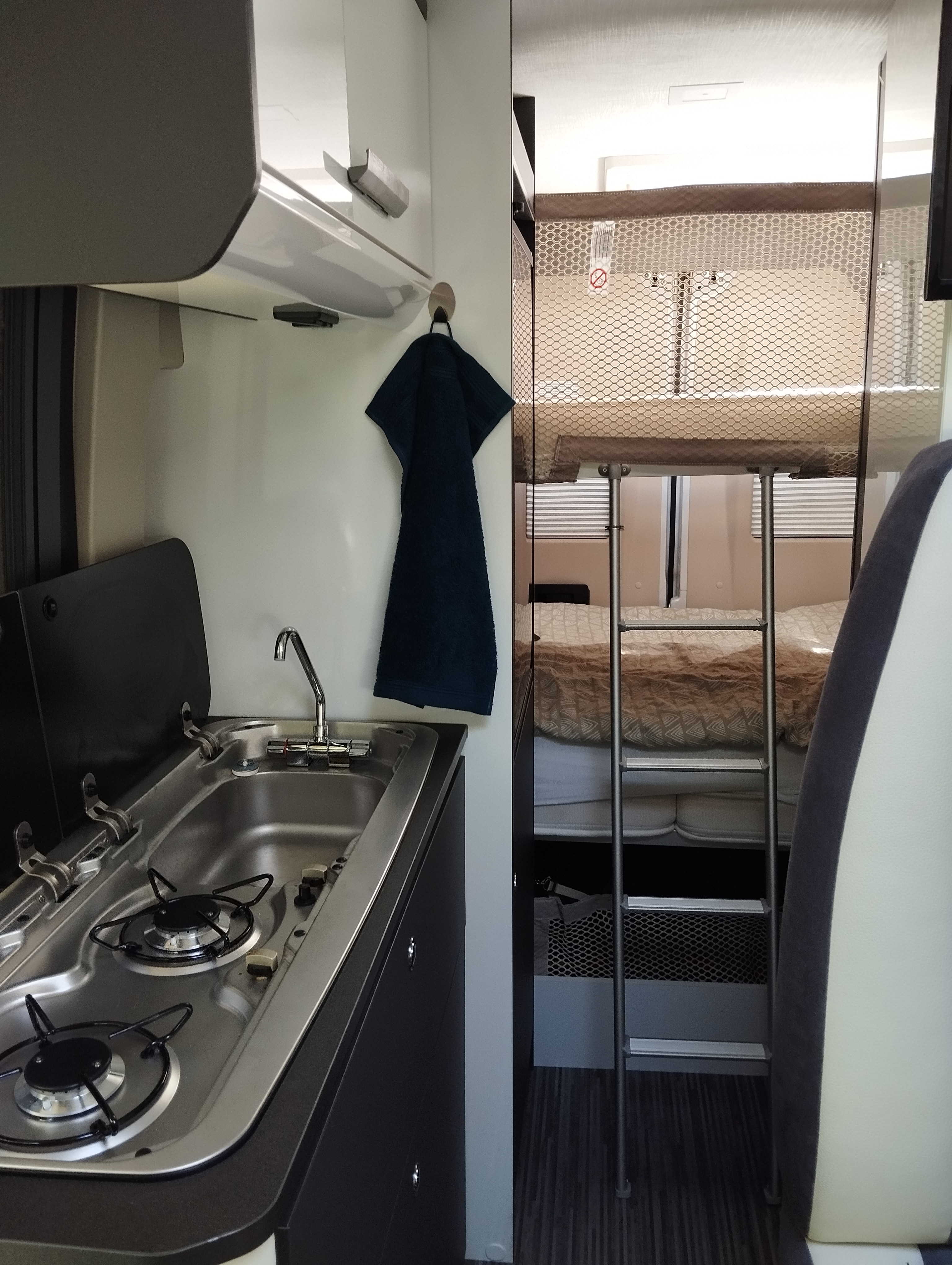 camping-car MC LOUIS MENFYS 3S LINE  intérieur  / coin cuisine