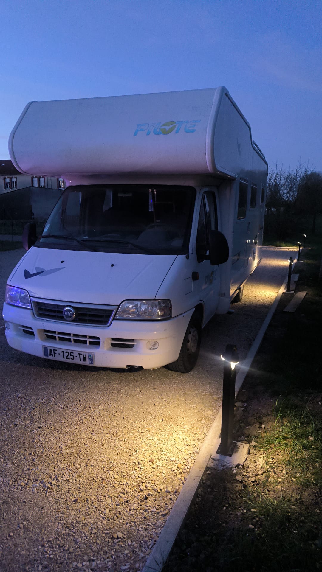 camping-car ATLANTIS A8  extérieur / face avant