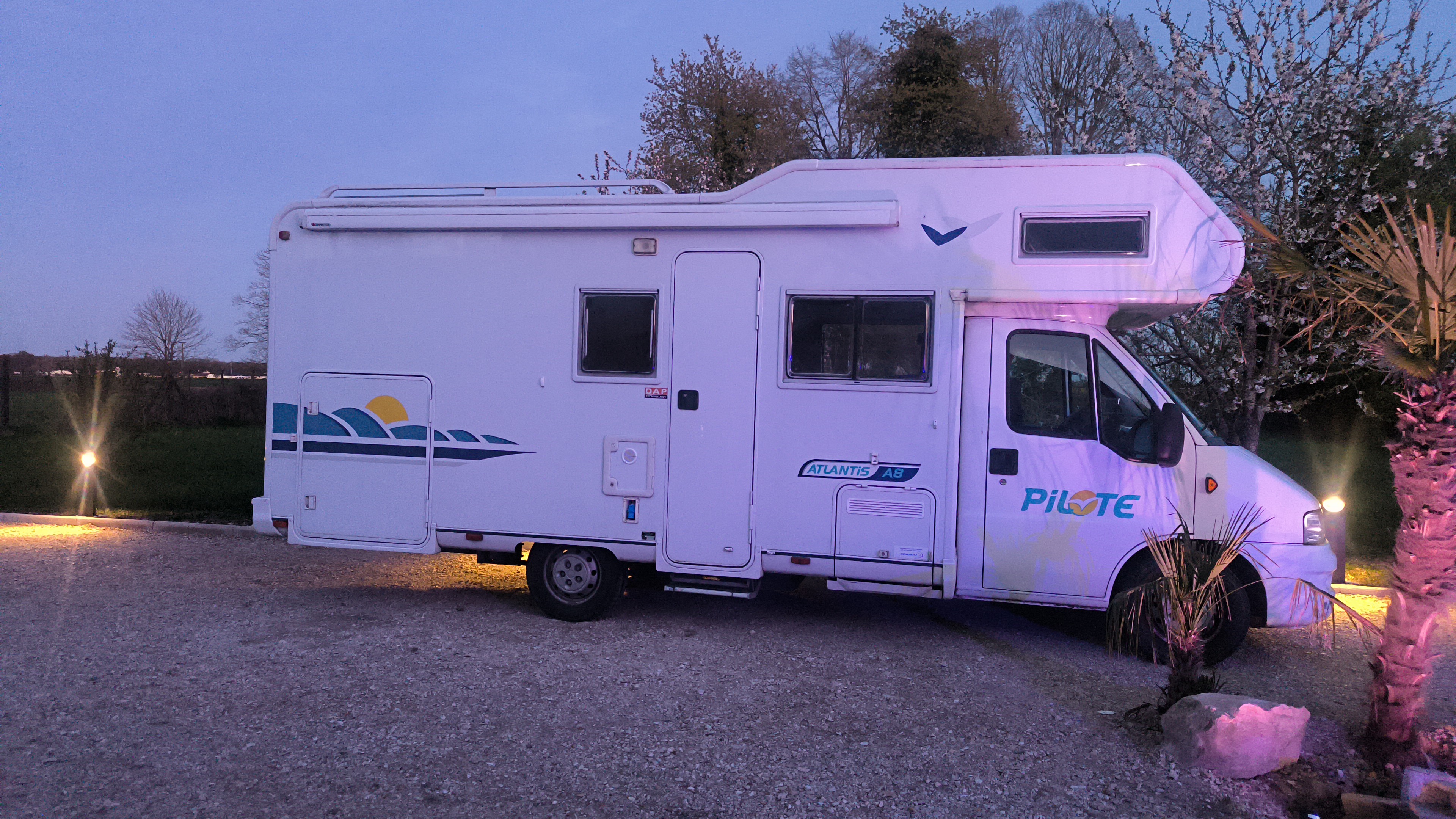 camping-car ATLANTIS A8  extérieur / latéral gauche