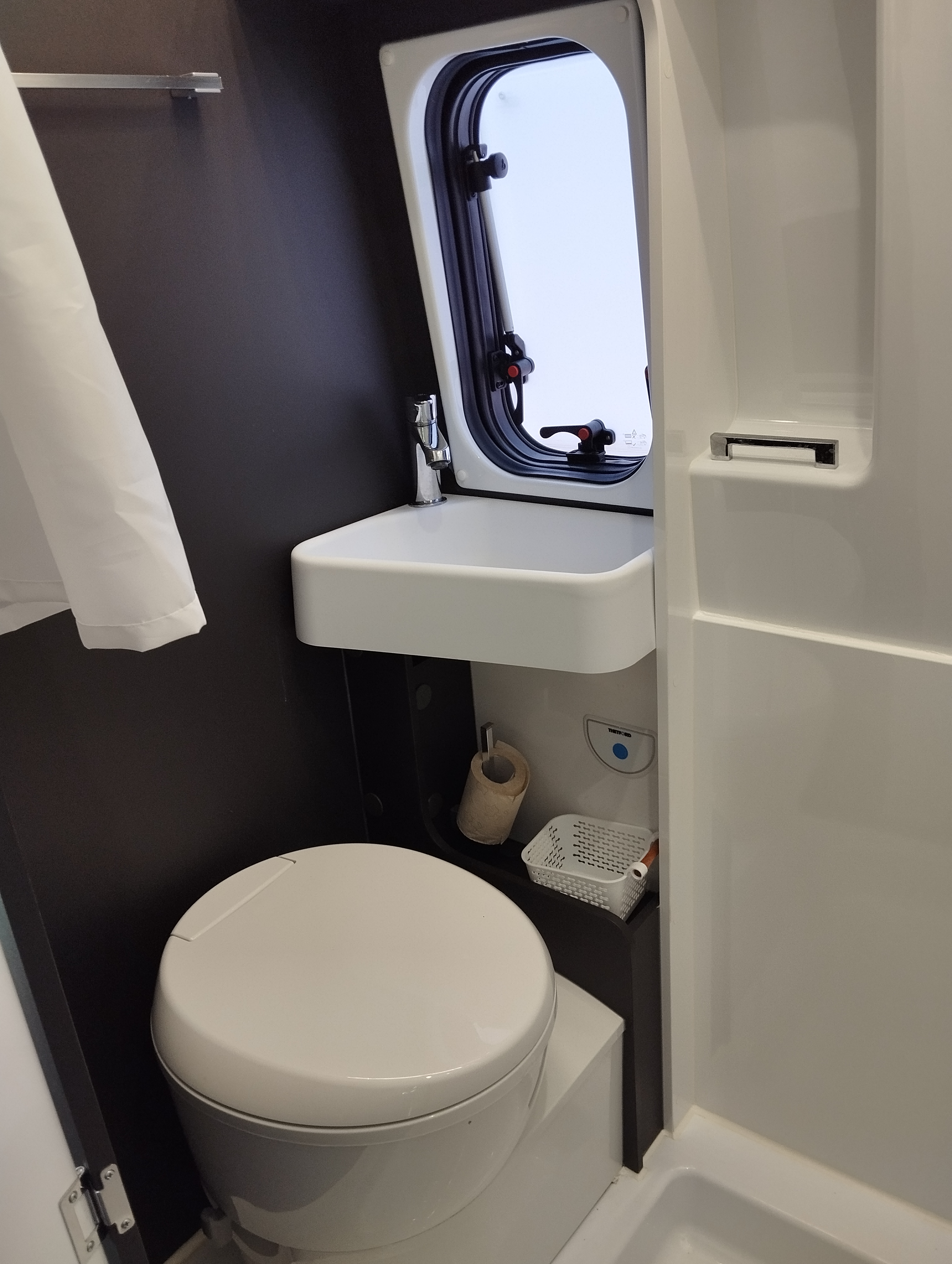 camping-car MC LOUIS MENFYS 3S LINE  intérieur / salle de bain  et wc