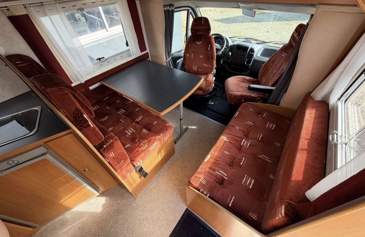 camping-car ATLANTIS A8  intérieur / coin salon