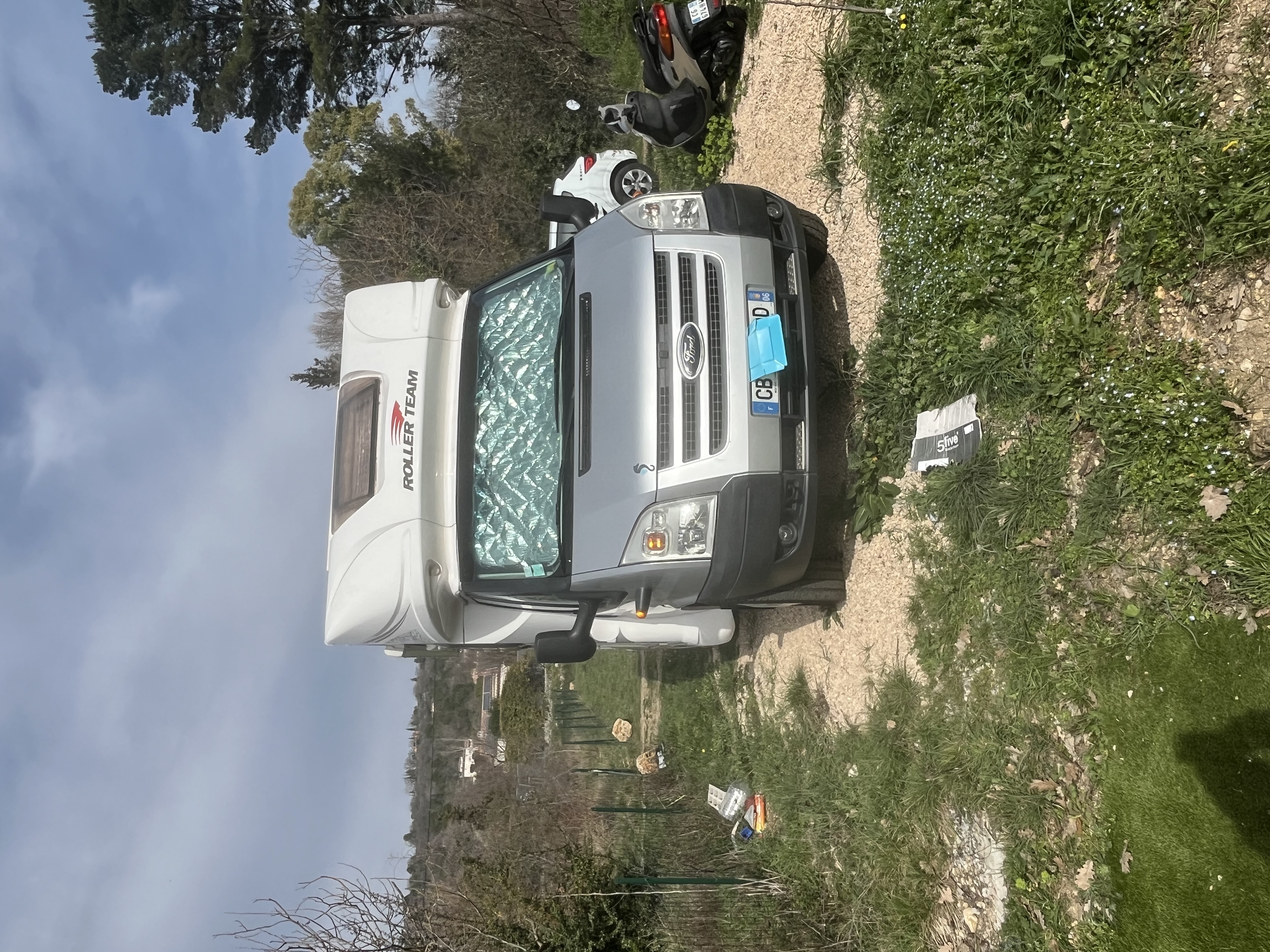 camping-car ROLLER TEAM T-LINE  extérieur / face avant