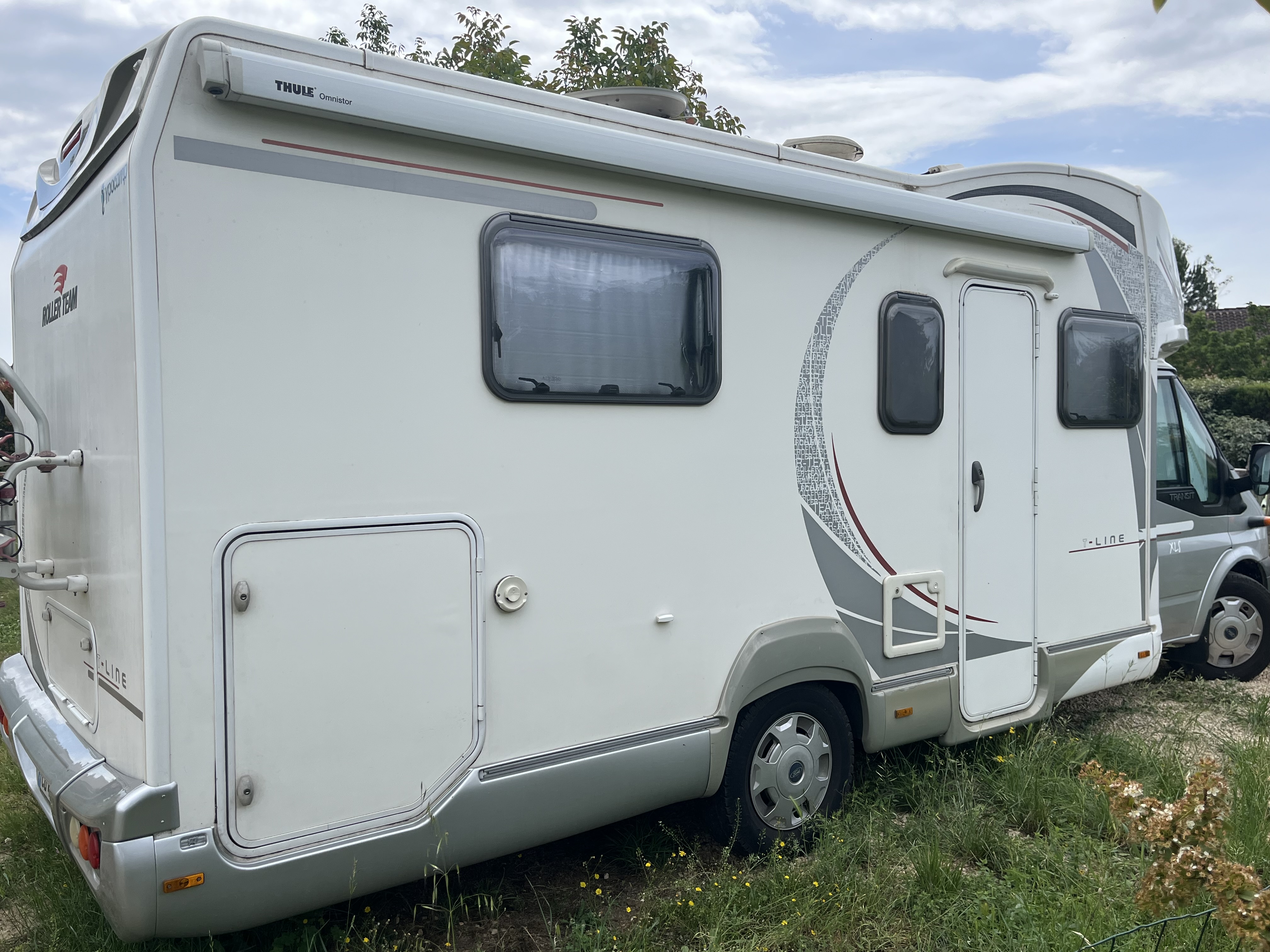 camping-car ROLLER TEAM T-LINE  extérieur / latéral droit