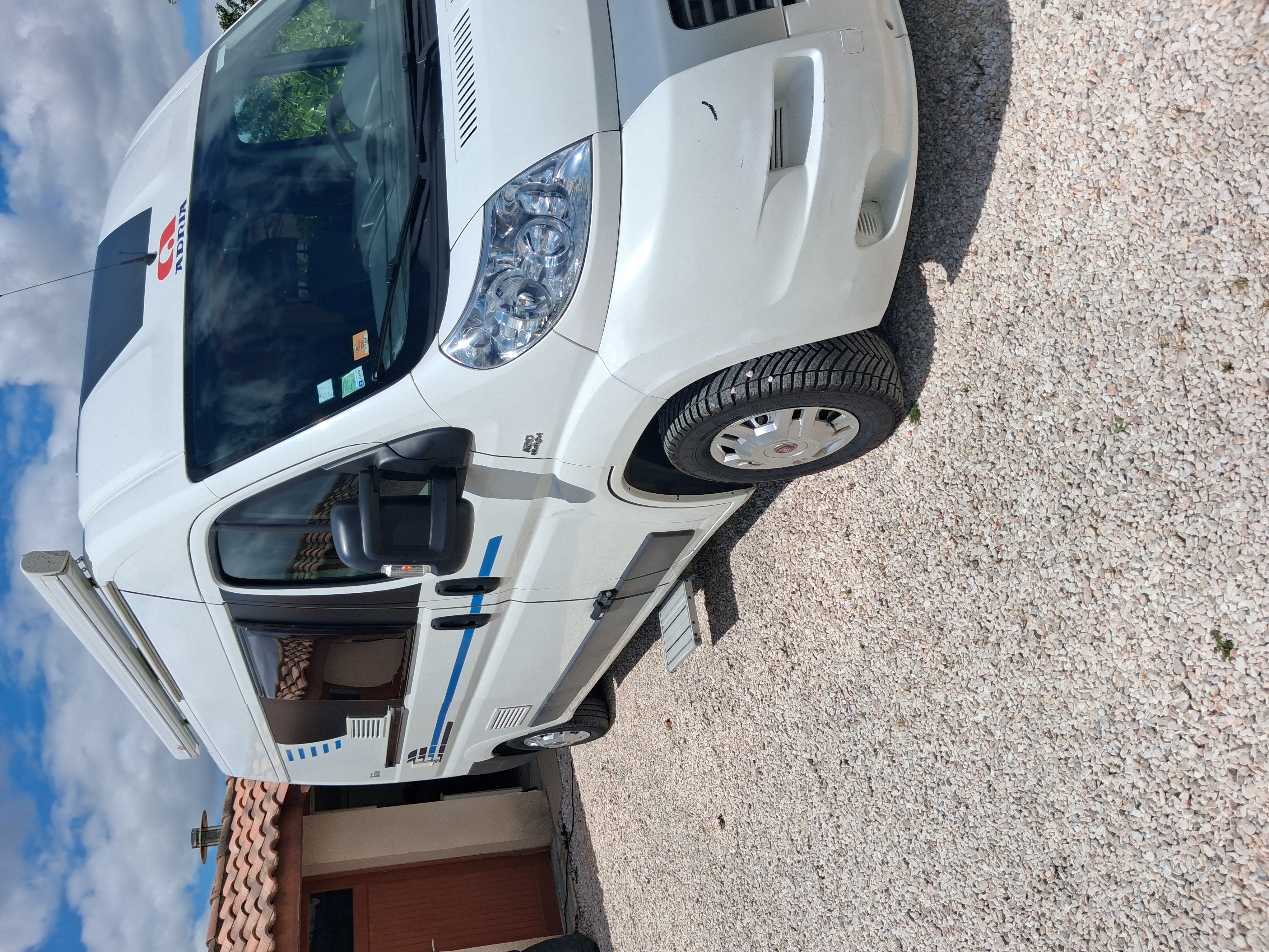 camping-car ADRIA TWIN 600  extérieur / face avant