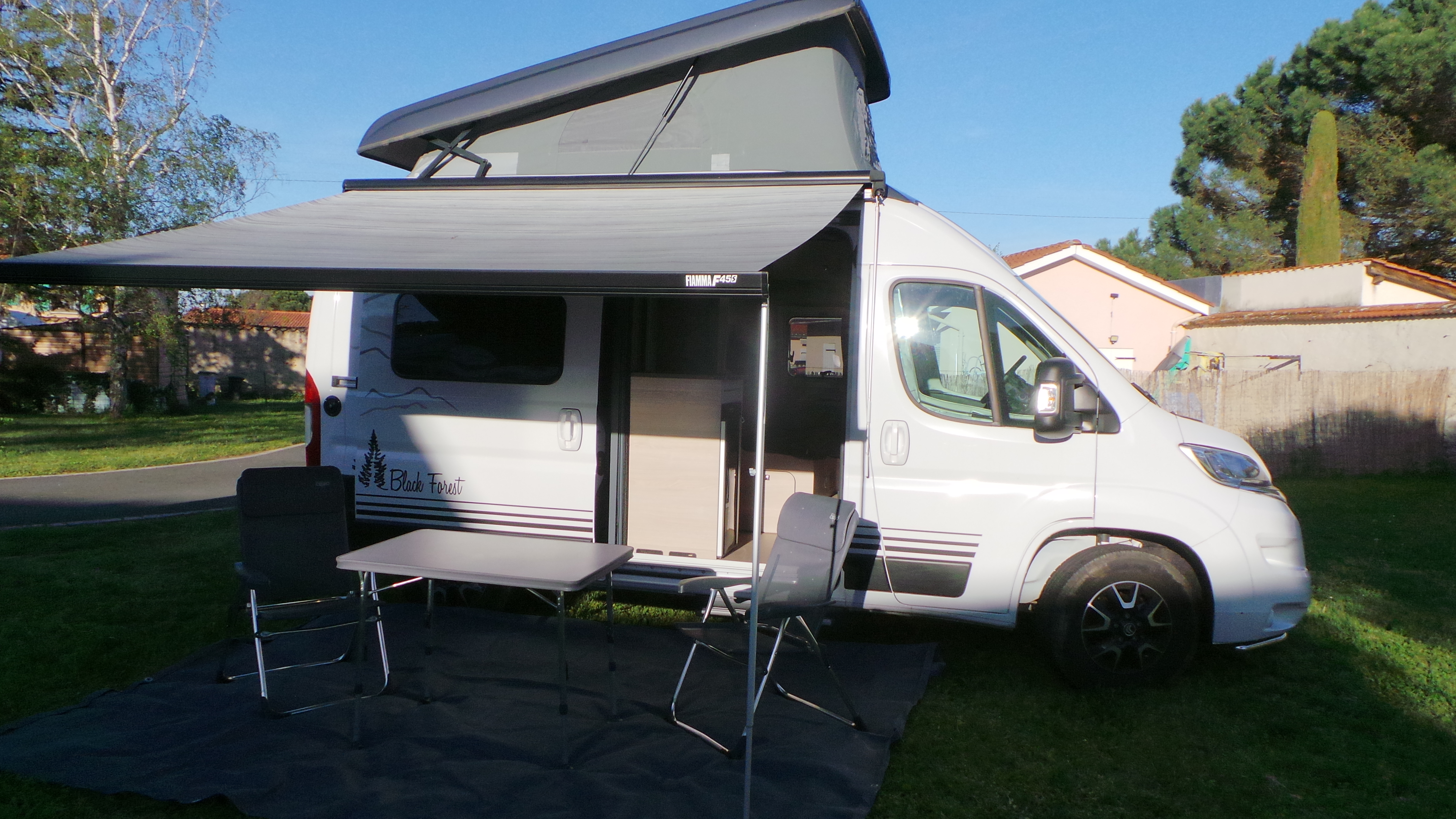 camping-car BURSTNER BLACK FOREST  extérieur / face avant