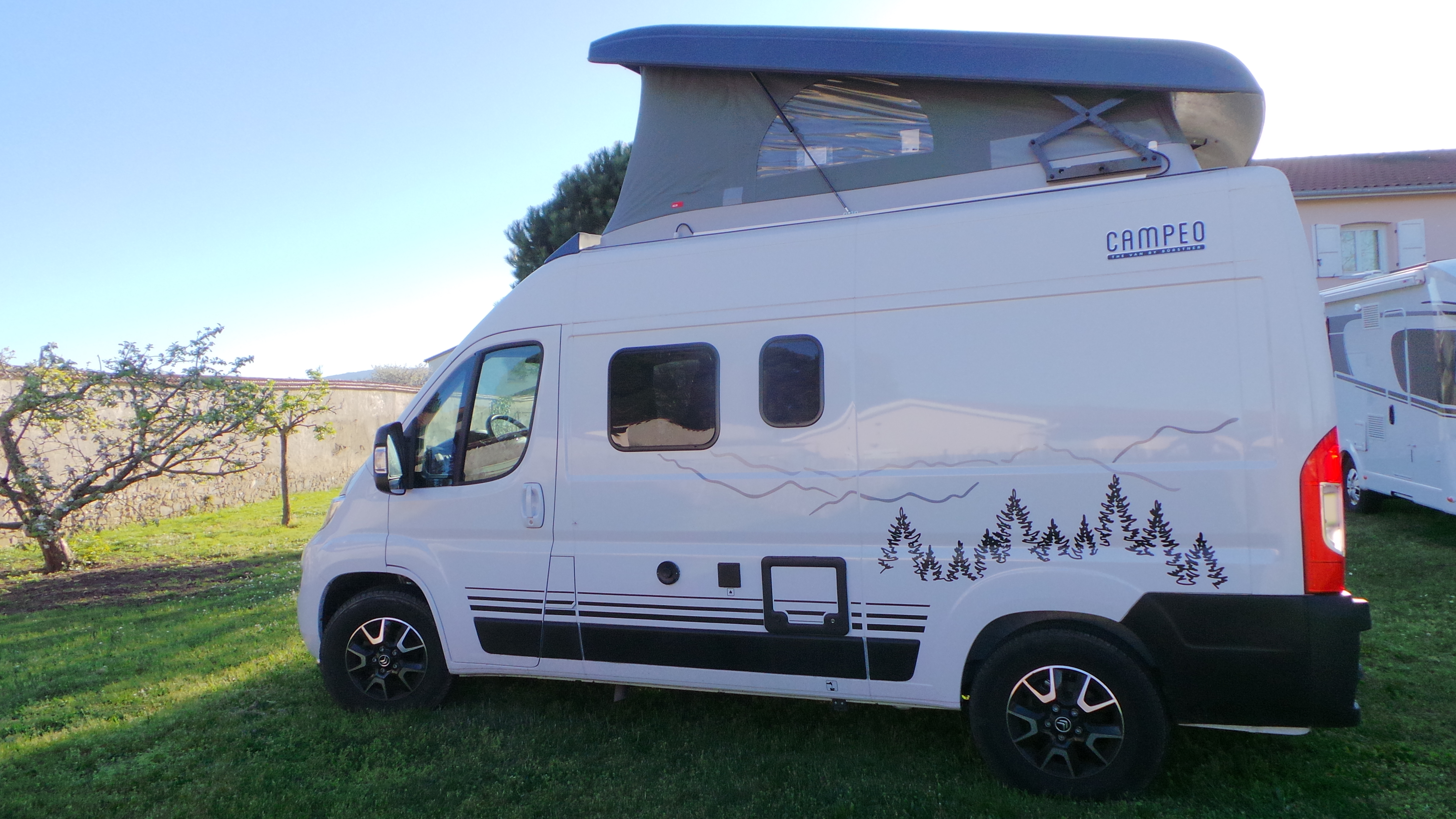 camping-car BURSTNER BLACK FOREST  extérieur / latéral gauche