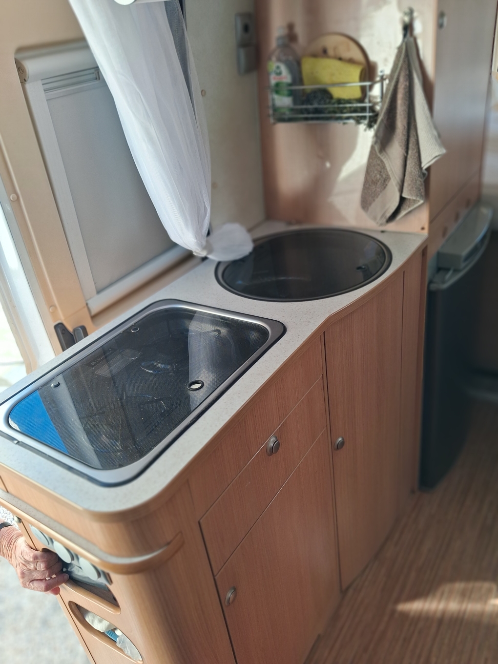 camping-car ADRIA TWIN 600  intérieur  / coin cuisine