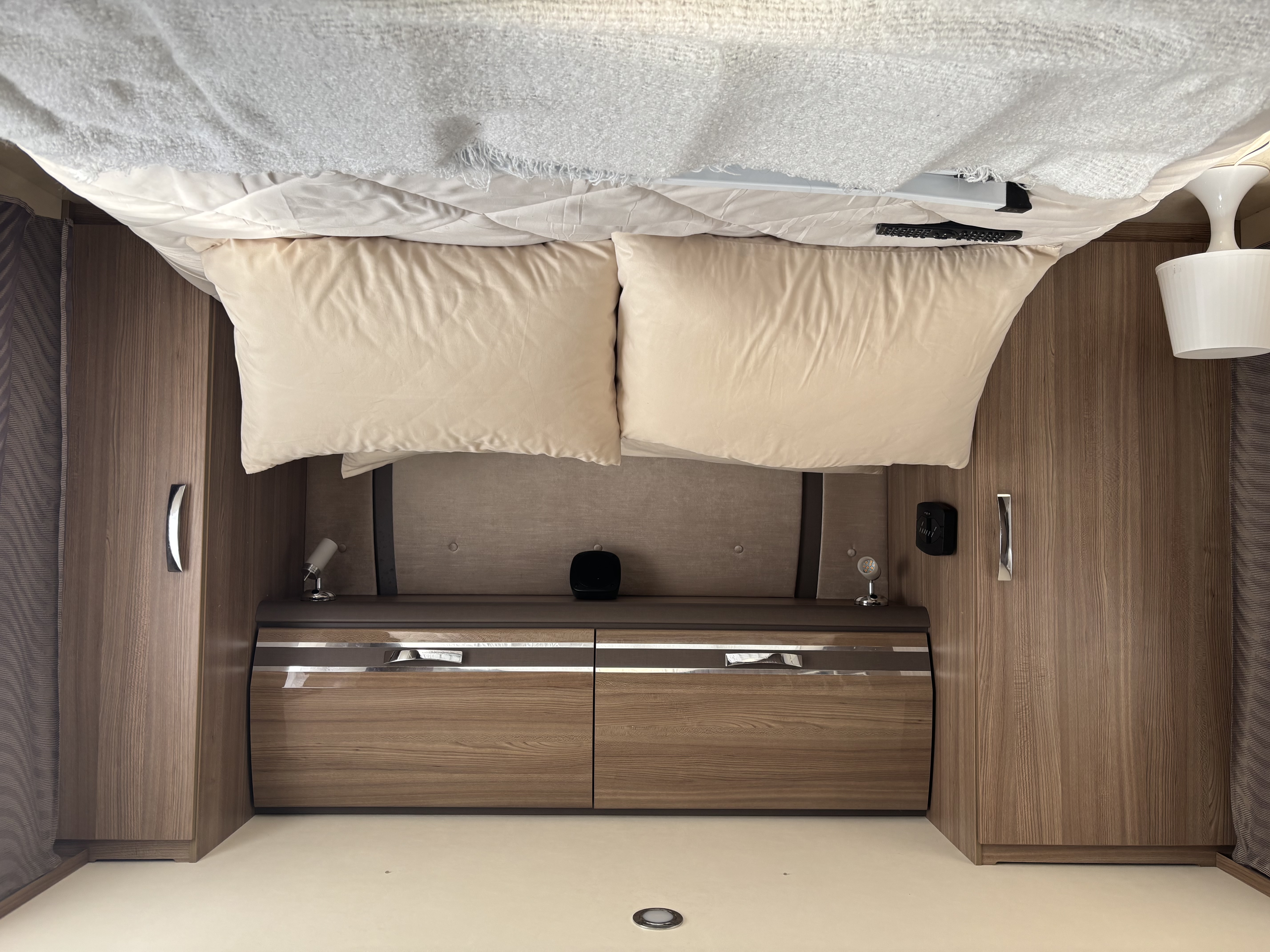 camping-car RAPIDO 691 FF  intérieur / couchage principal