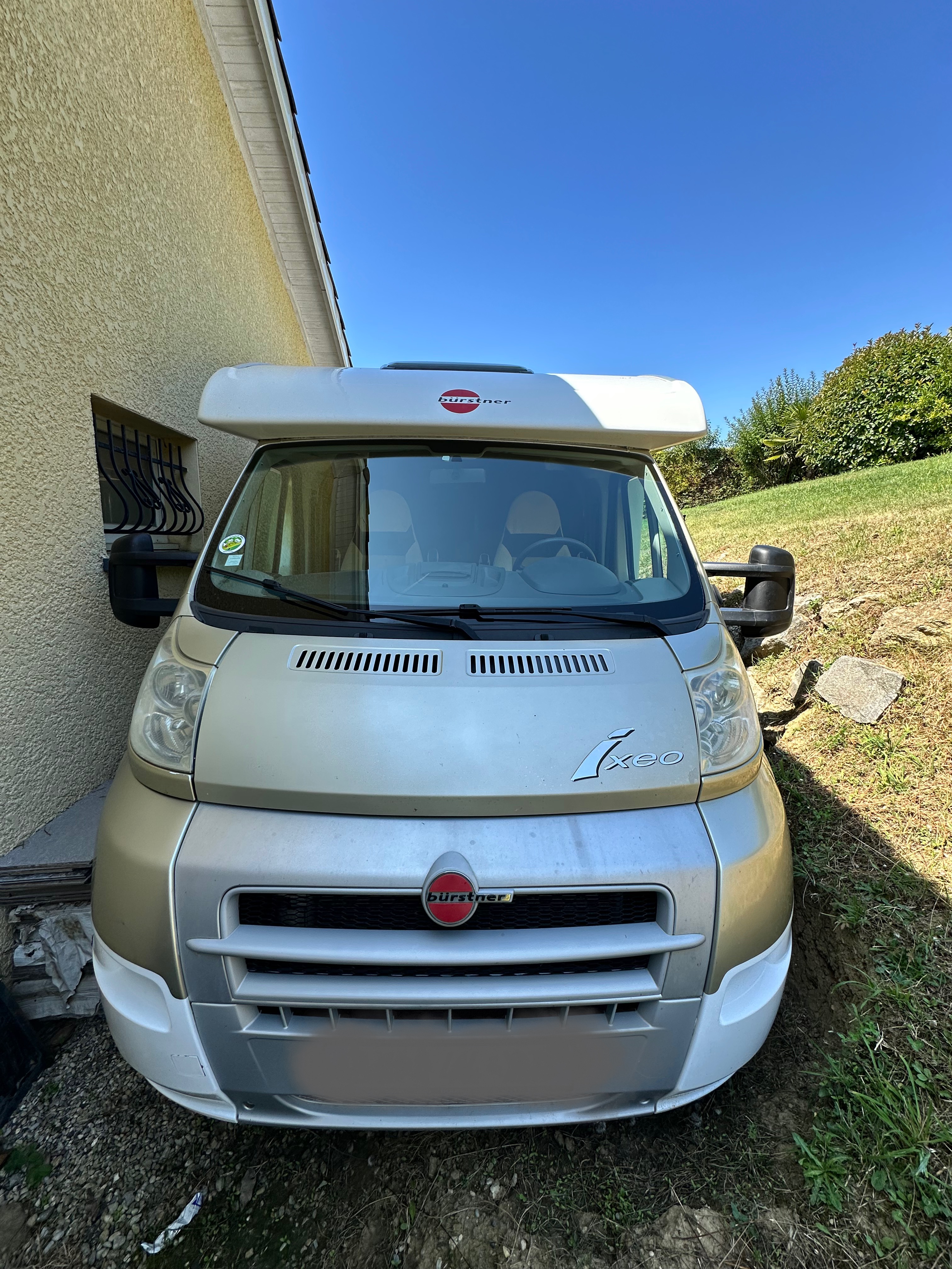 camping-car BURSTNER IXEO  extérieur / face avant